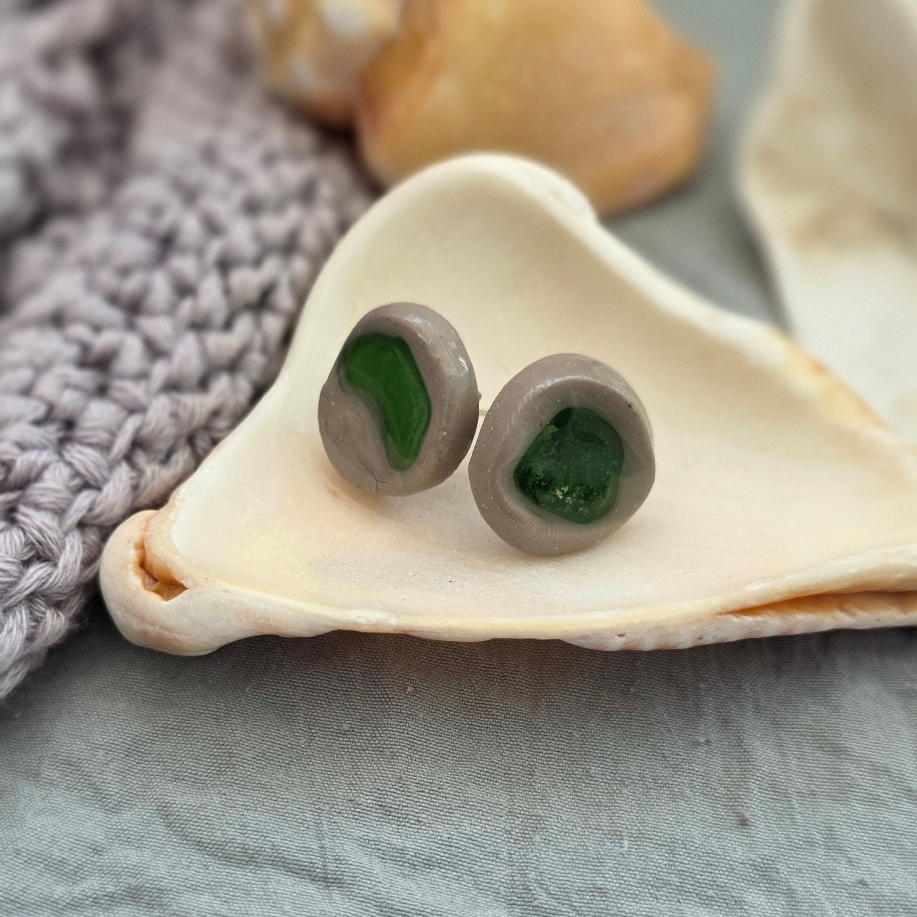 aretes hechos a mano
aretes con cristal de mar
sea glass earrings
polymer clay earrings
stud earrings handmade
ocean-inspired jewelry
coastal jewelry
beach-inspired earrings
aretes pequeños
aretes orgánicos
unique handmade earrings
lightweight earrings
artisan jewelry
handmade jewelry Puerto Rico
Blessed Knots
eco-friendly jewelry
sustainable jewelry