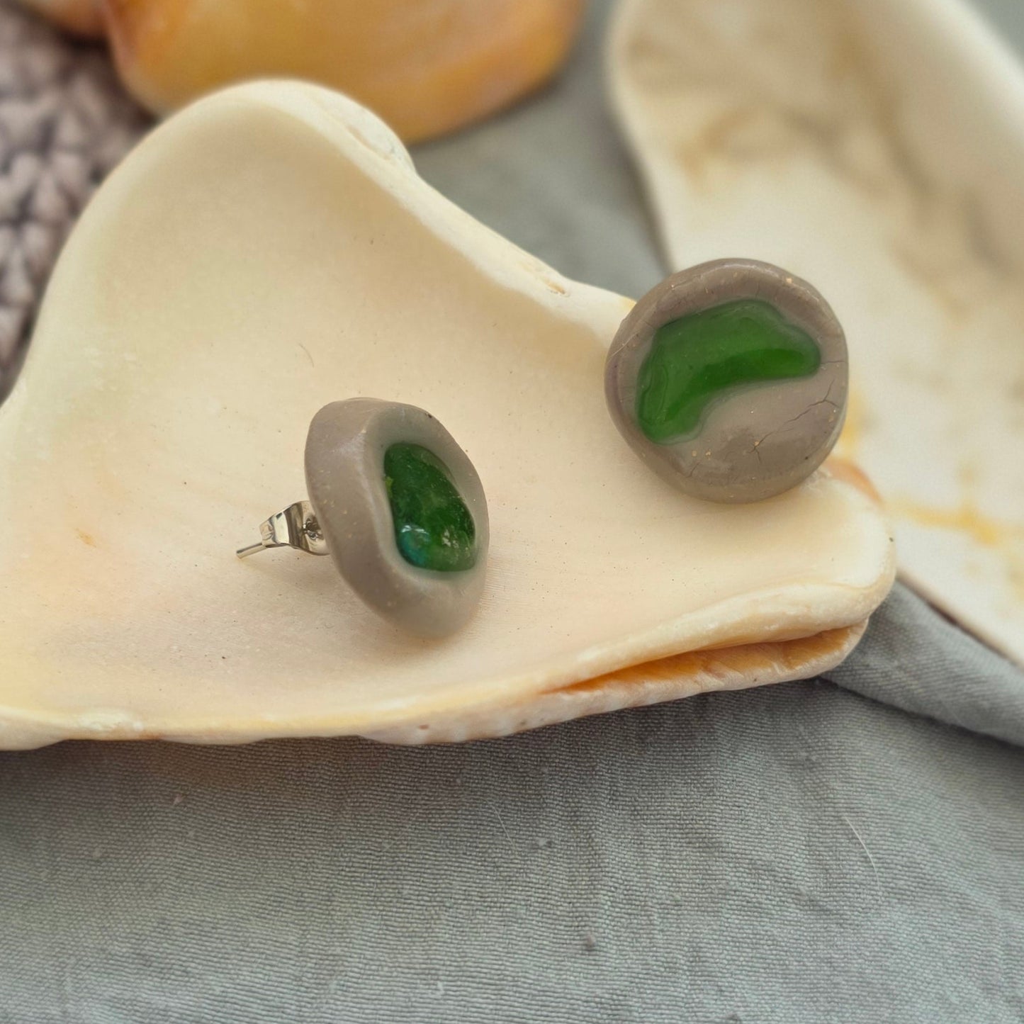 aretes hechos a mano
aretes con cristal de mar
sea glass earrings
polymer clay earrings
stud earrings handmade
ocean-inspired jewelry
coastal jewelry
beach-inspired earrings
aretes pequeños
aretes orgánicos
unique handmade earrings
lightweight earrings
artisan jewelry
handmade jewelry Puerto Rico
Blessed Knots
eco-friendly jewelry
sustainable jewelry