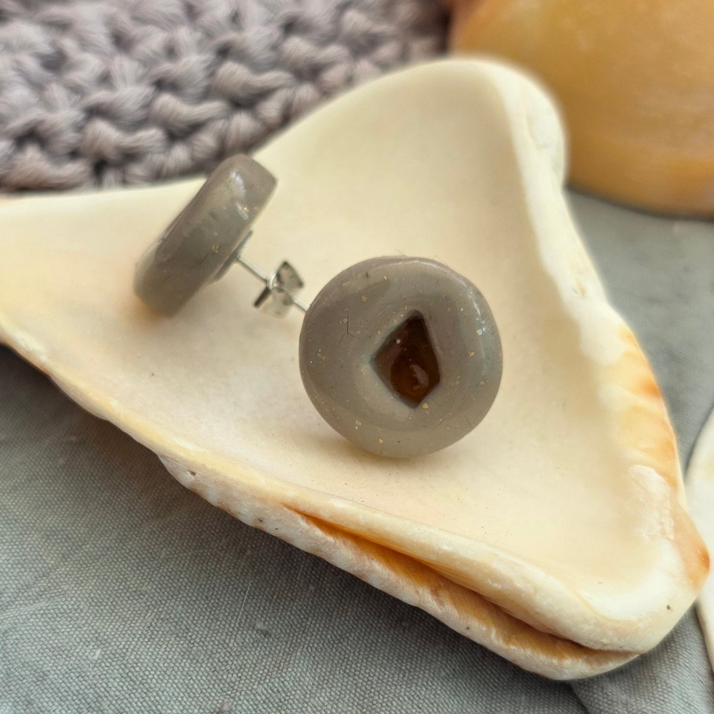 aretes hechos a mano
aretes con cristal de mar
sea glass earrings
polymer clay earrings
stud earrings handmade
ocean-inspired jewelry
coastal jewelry
beach-inspired earrings
aretes pequeños
aretes orgánicos
unique handmade earrings
lightweight earrings
artisan jewelry
handmade jewelry Puerto Rico
Blessed Knots
eco-friendly jewelry
sustainable jewelry