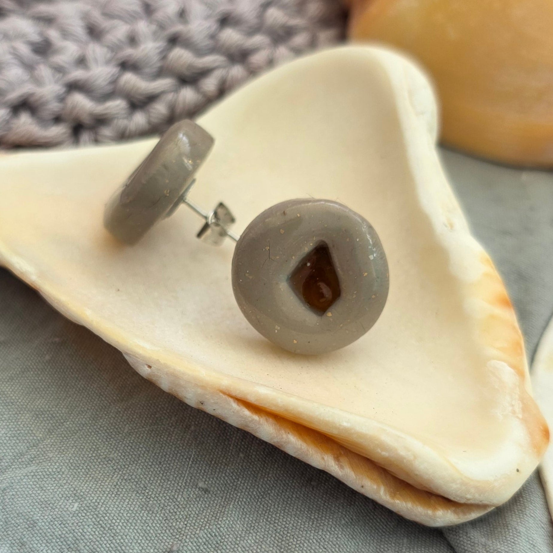 aretes hechos a mano
aretes con cristal de mar
sea glass earrings
polymer clay earrings
stud earrings handmade
ocean-inspired jewelry
coastal jewelry
beach-inspired earrings
aretes pequeños
aretes orgánicos
unique handmade earrings
lightweight earrings
artisan jewelry
handmade jewelry Puerto Rico
Blessed Knots
eco-friendly jewelry
sustainable jewelry