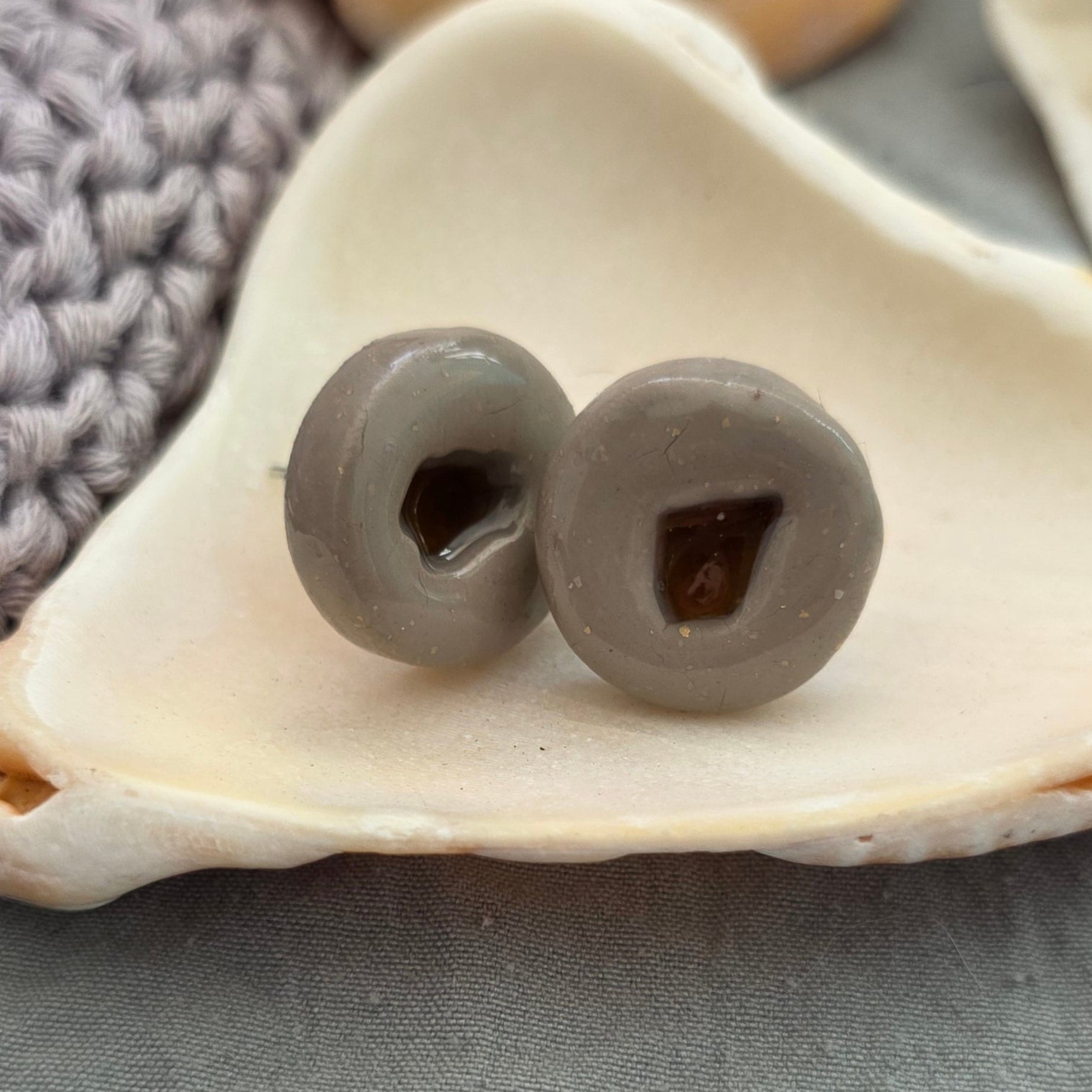 aretes hechos a mano
aretes con cristal de mar
sea glass earrings
polymer clay earrings
stud earrings handmade
ocean-inspired jewelry
coastal jewelry
beach-inspired earrings
aretes pequeños
aretes orgánicos
unique handmade earrings
lightweight earrings
artisan jewelry
handmade jewelry Puerto Rico
Blessed Knots
eco-friendly jewelry
sustainable jewelry