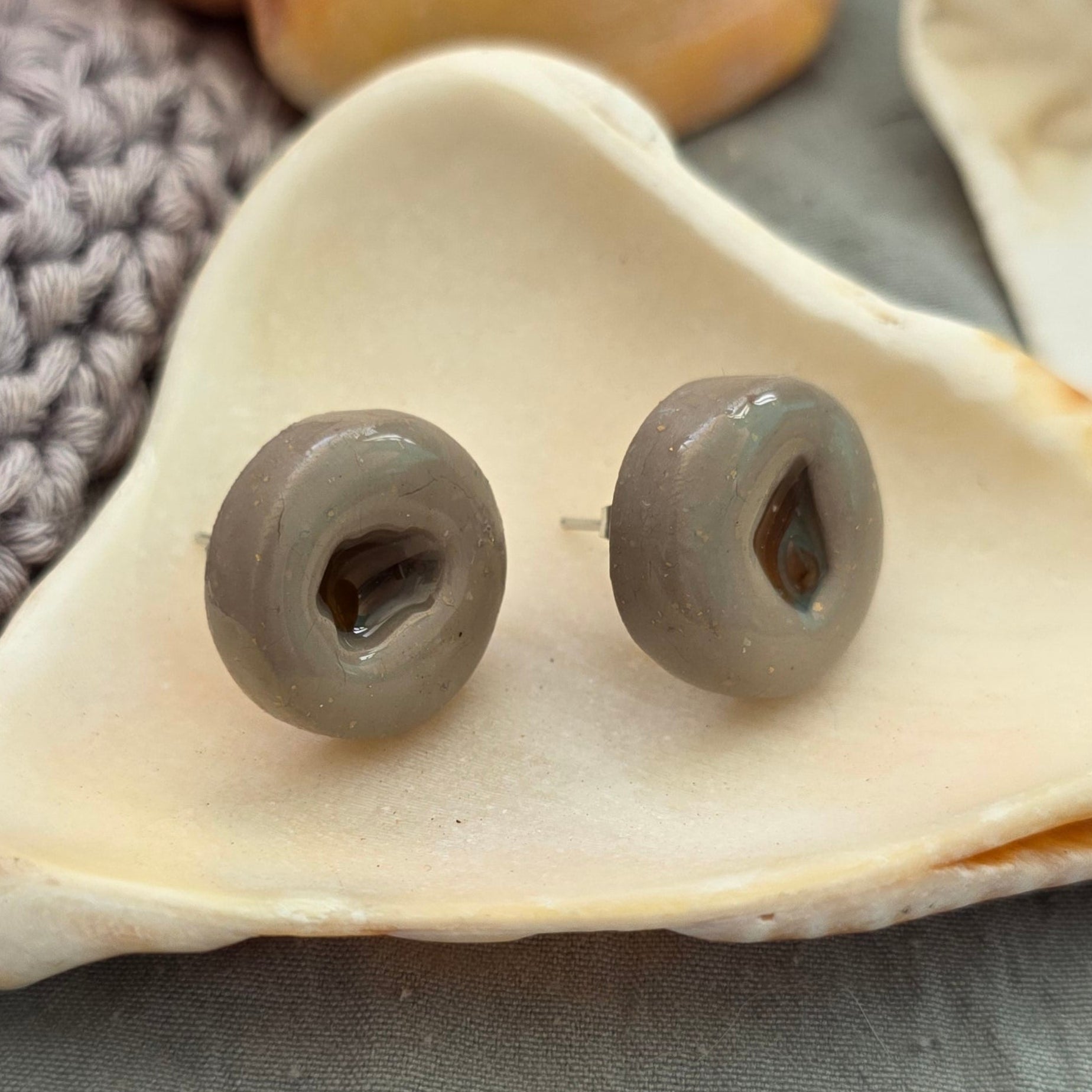 aretes hechos a mano
aretes con cristal de mar
sea glass earrings
polymer clay earrings
stud earrings handmade
ocean-inspired jewelry
coastal jewelry
beach-inspired earrings
aretes pequeños
aretes orgánicos
unique handmade earrings
lightweight earrings
artisan jewelry
handmade jewelry Puerto Rico
Blessed Knots
eco-friendly jewelry
sustainable jewelry