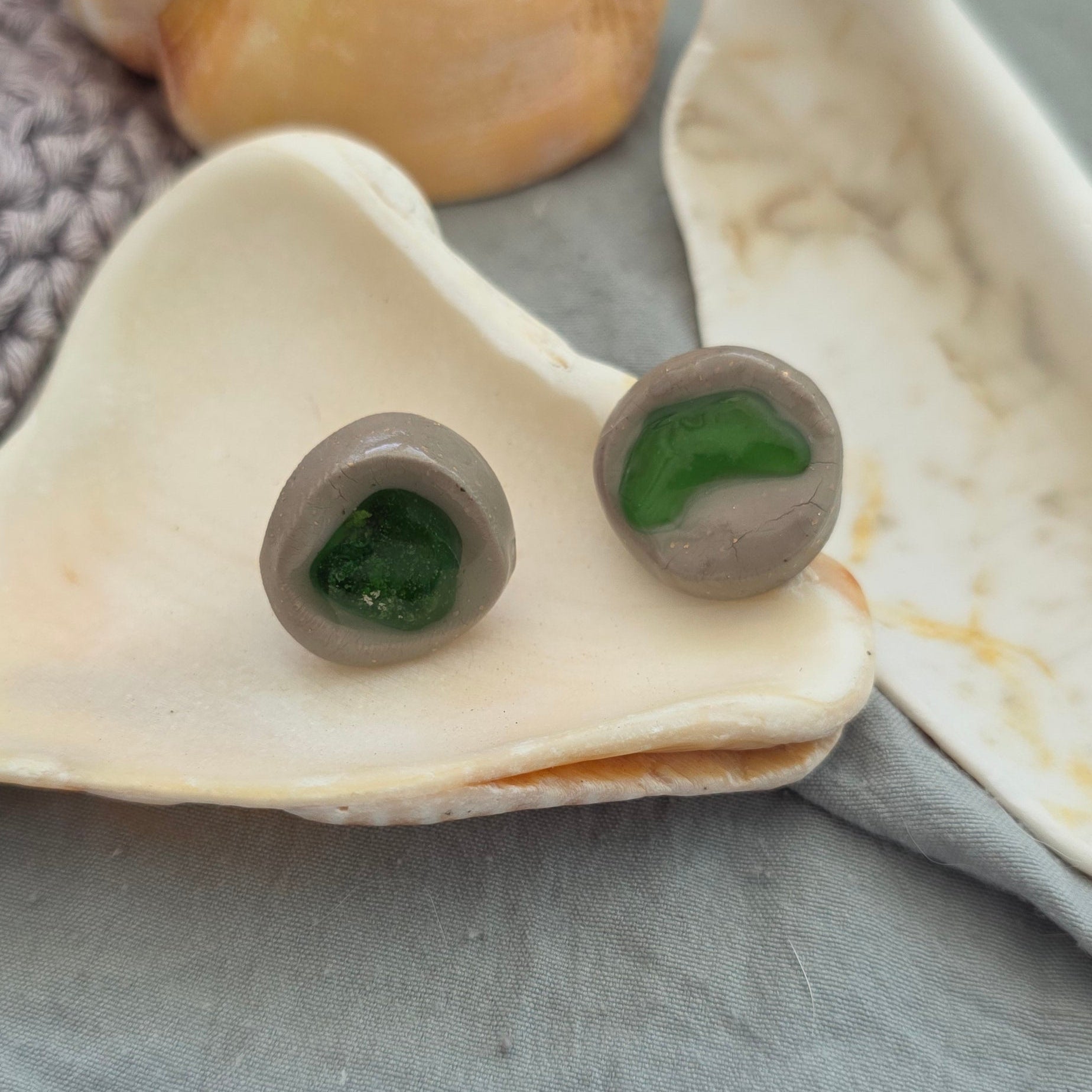 aretes hechos a mano
aretes con cristal de mar
sea glass earrings
polymer clay earrings
stud earrings handmade
ocean-inspired jewelry
coastal jewelry
beach-inspired earrings
aretes pequeños
aretes orgánicos
unique handmade earrings
lightweight earrings
artisan jewelry
handmade jewelry Puerto Rico
Blessed Knots
eco-friendly jewelry
sustainable jewelry