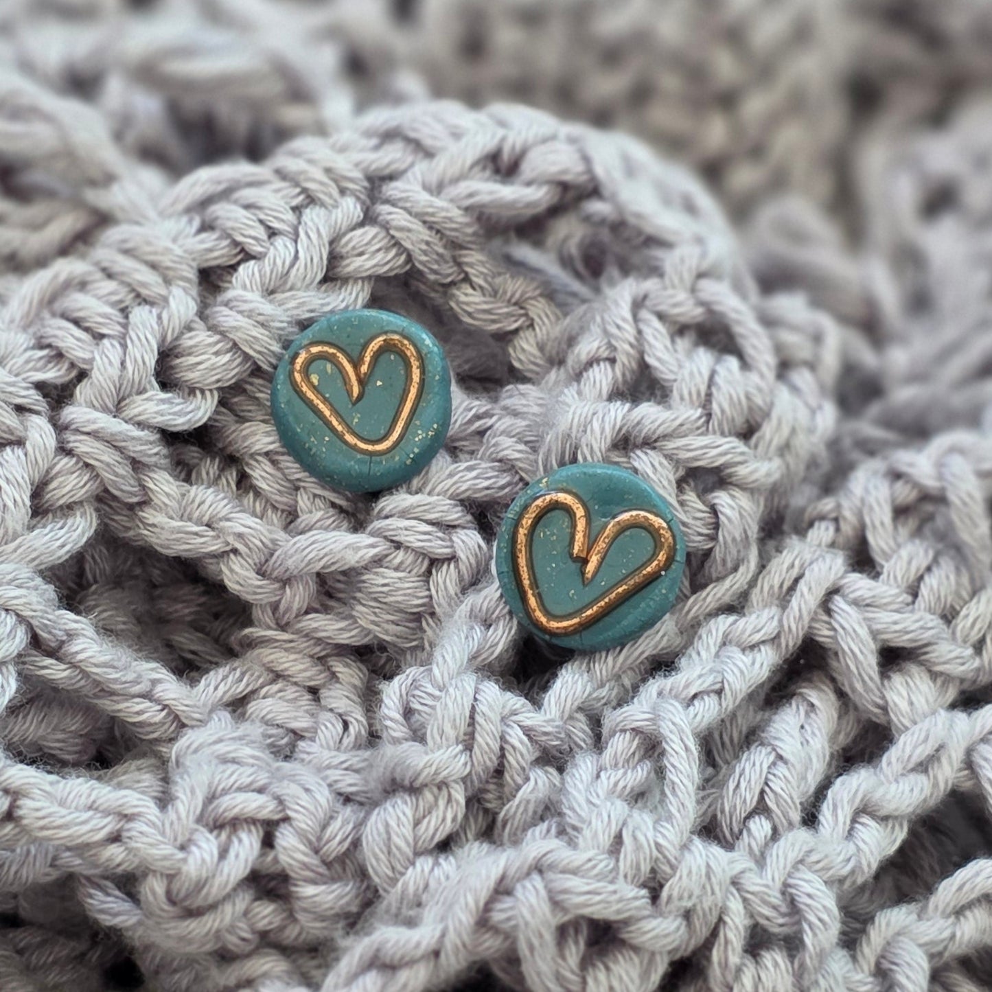 Aretes corazón verde
teal heart stud earrings
Aretes con alambre de cobre
copper wire earrings
Aretes tipo botón hechos a mano
handmade jewelry Puerto Rico
Aretes minimalistas
Ocean-inspired jewelry
Aretes pequeños elegantes
blessed knots jewelry
Aretes artesanales
Regalos hechos a mano
