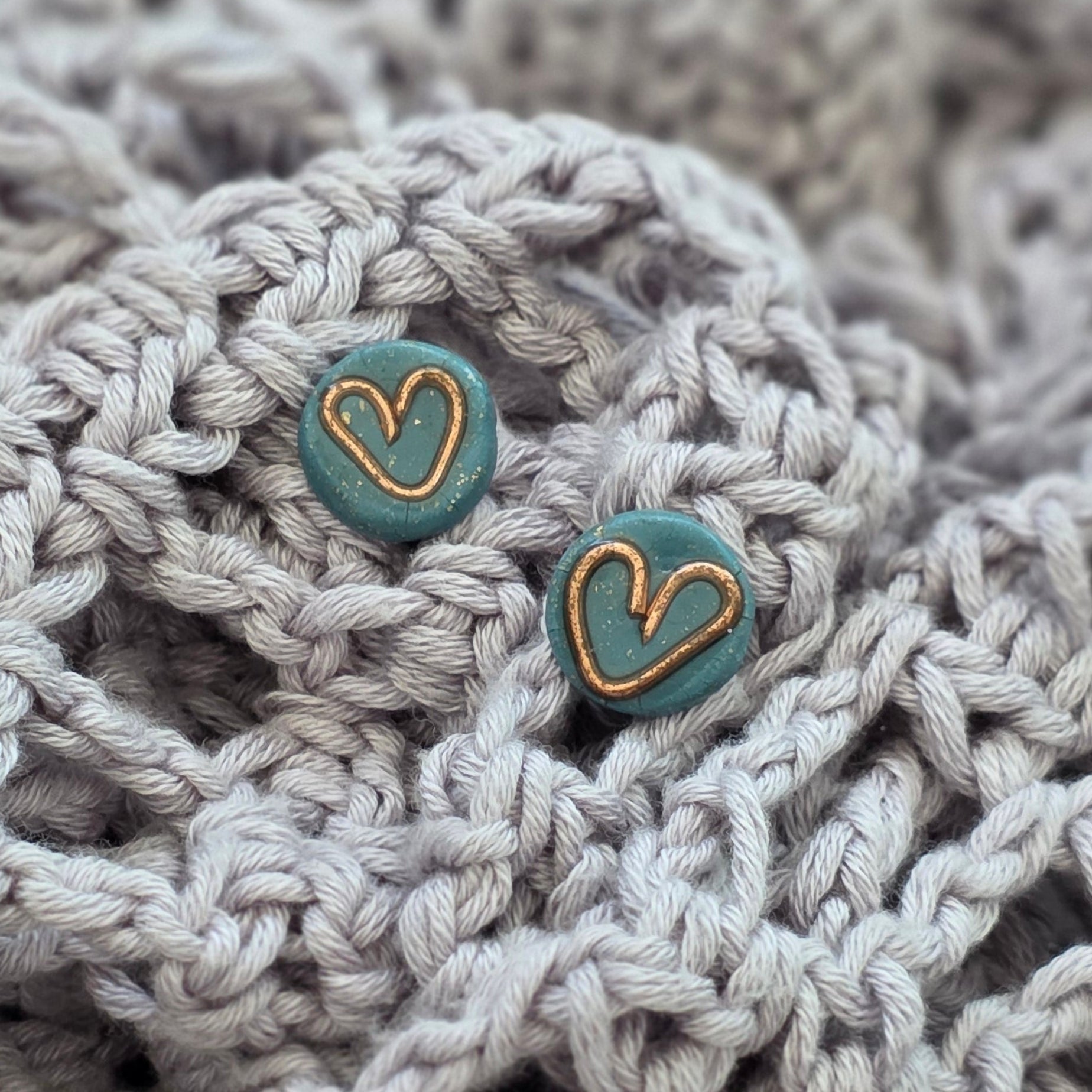 Aretes corazón verde
teal heart stud earrings
Aretes con alambre de cobre
copper wire earrings
Aretes tipo botón hechos a mano
handmade jewelry Puerto Rico
Aretes minimalistas
Ocean-inspired jewelry
Aretes pequeños elegantes
blessed knots jewelry
Aretes artesanales
Regalos hechos a mano