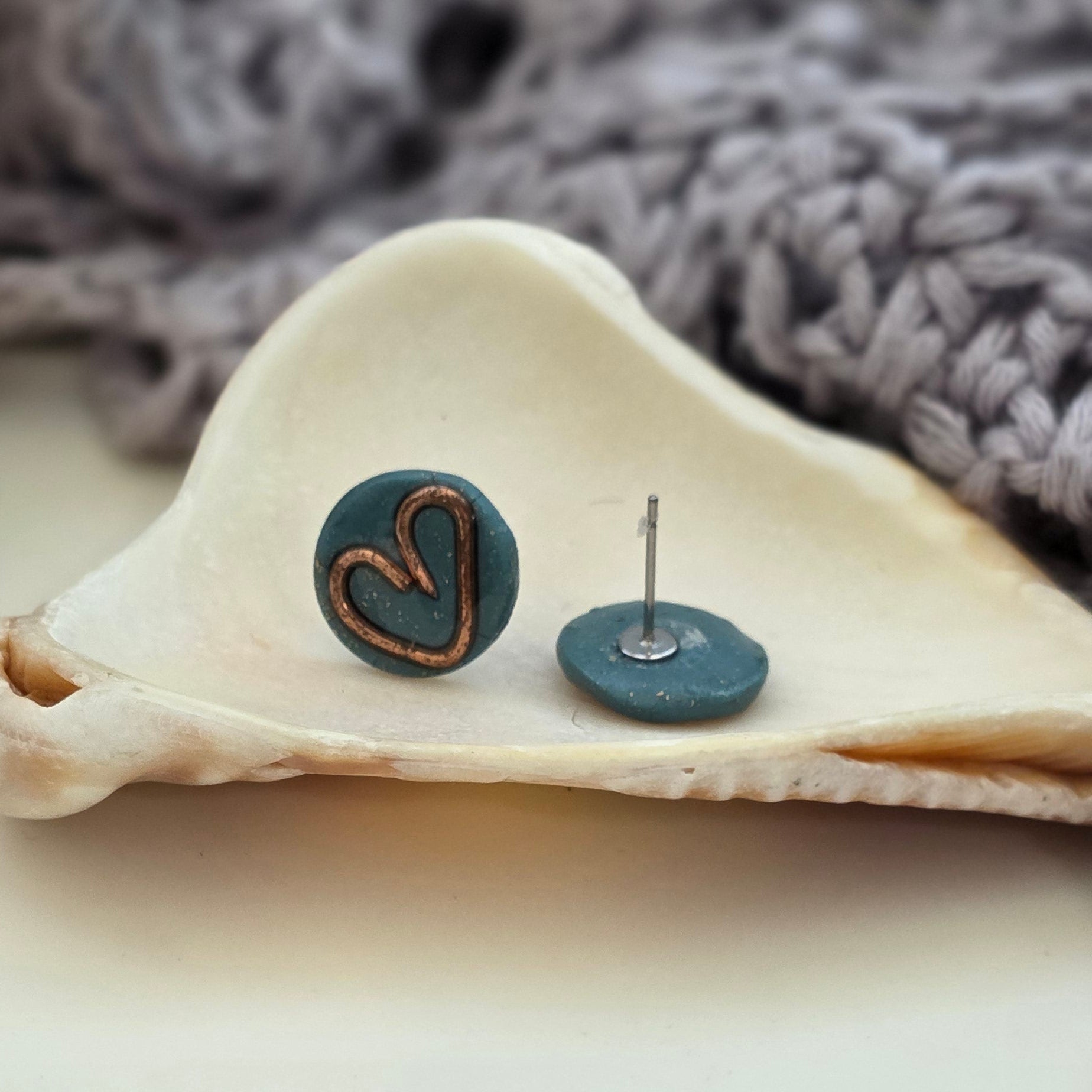 Aretes corazón verde
teal heart stud earrings
Aretes con alambre de cobre
copper wire earrings
Aretes tipo botón hechos a mano
handmade jewelry Puerto Rico
Aretes minimalistas
Ocean-inspired jewelry
Aretes pequeños elegantes
blessed knots jewelry
Aretes artesanales
Regalos hechos a mano