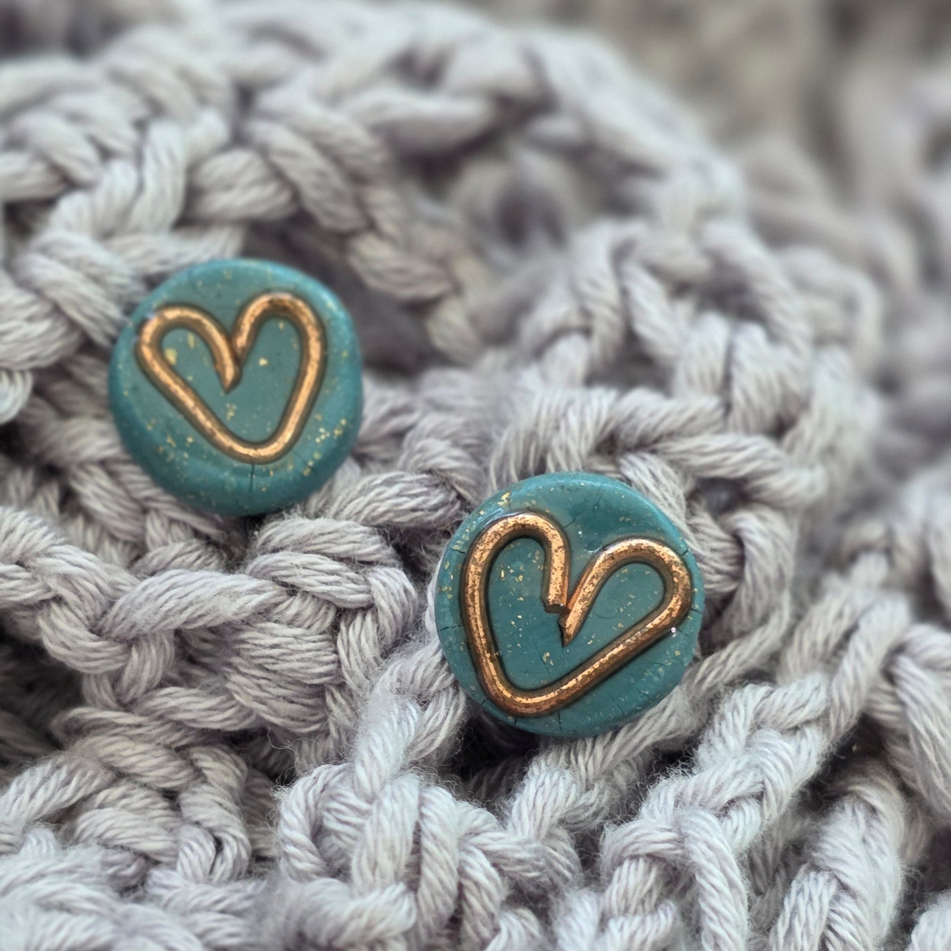 Aretes corazón verde
teal heart stud earrings
Aretes con alambre de cobre
copper wire earrings
Aretes tipo botón hechos a mano
handmade jewelry Puerto Rico
Aretes minimalistas
Ocean-inspired jewelry
Aretes pequeños elegantes
blessed knots jewelry
Aretes artesanales
Regalos hechos a mano