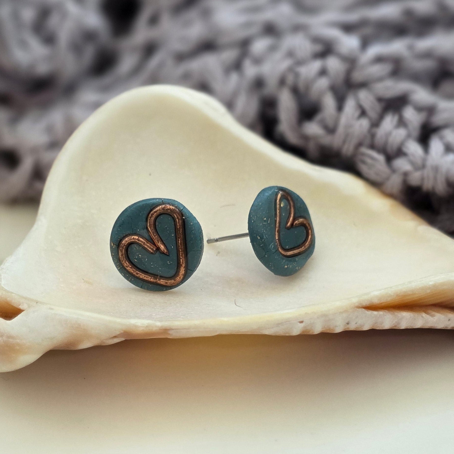 Aretes corazón verde
teal heart stud earrings
Aretes con alambre de cobre
copper wire earrings
Aretes tipo botón hechos a mano
handmade jewelry Puerto Rico
Aretes minimalistas
Ocean-inspired jewelry
Aretes pequeños elegantes
blessed knots jewelry
Aretes artesanales
Regalos hechos a mano
