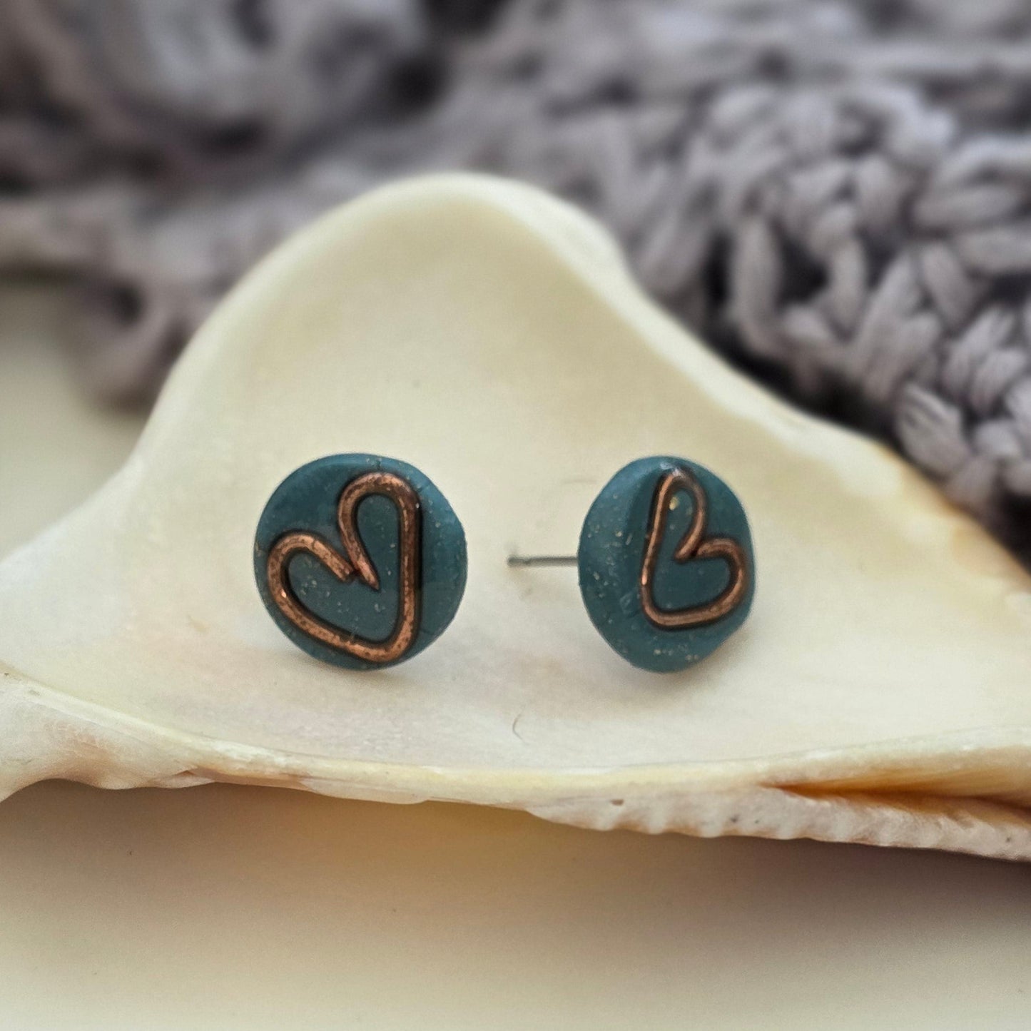 Aretes corazón verde
teal heart stud earrings
Aretes con alambre de cobre
copper wire earrings
Aretes tipo botón hechos a mano
handmade jewelry Puerto Rico
Aretes minimalistas
Ocean-inspired jewelry
Aretes pequeños elegantes
blessed knots jewelry
Aretes artesanales
Regalos hechos a mano