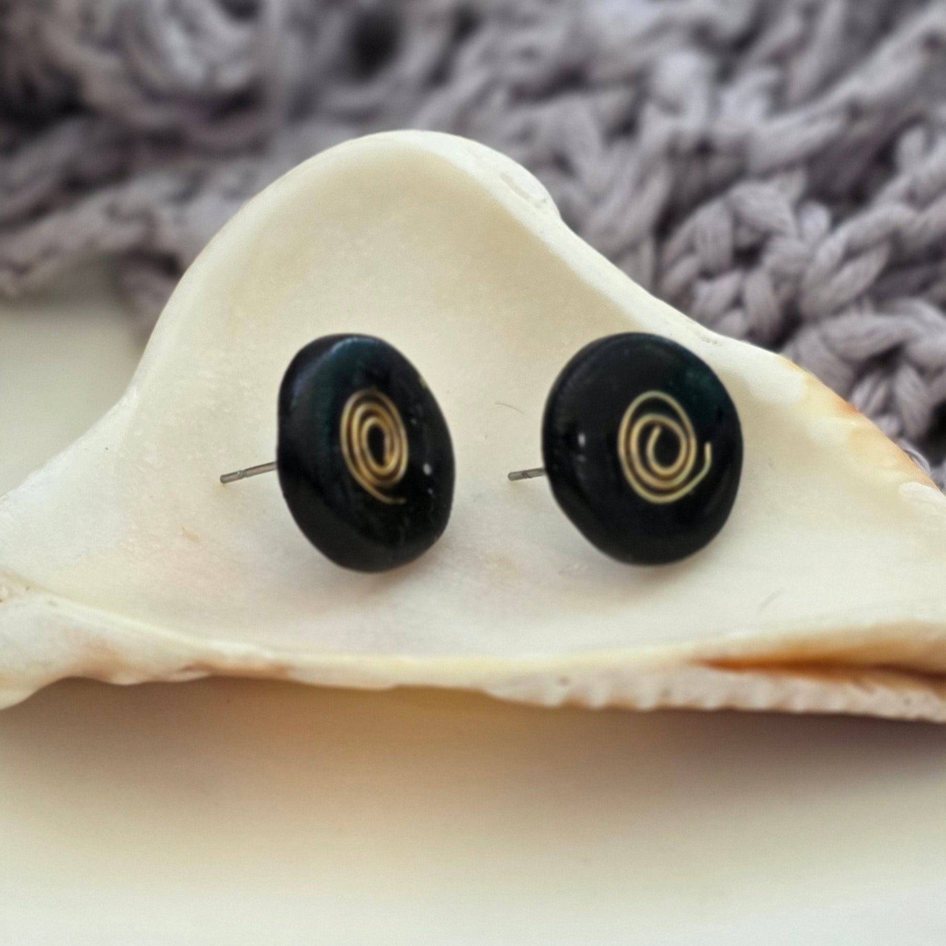 Aretes negros hechos a mano
Black stud earrings handmade
Aretes espiral dorado
spiral stud earrings
Aretes tipo botón elegantes
handmade jewelry Puerto Rico
Aretes minimalistas negros
Jewelry handmade PR
Aretes pequeños modernos
Blessed knots earrings
Aretes artesanales
Regalos hechos a mano