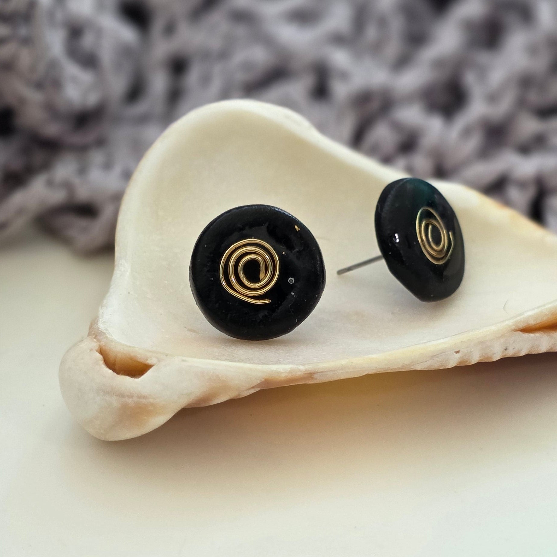 Aretes negros hechos a mano
Black stud earrings handmade
Aretes espiral dorado
spiral stud earrings
Aretes tipo botón elegantes
handmade jewelry Puerto Rico
Aretes minimalistas negros
Jewelry handmade PR
Aretes pequeños modernos
Blessed knots earrings
Aretes artesanales
Regalos hechos a mano