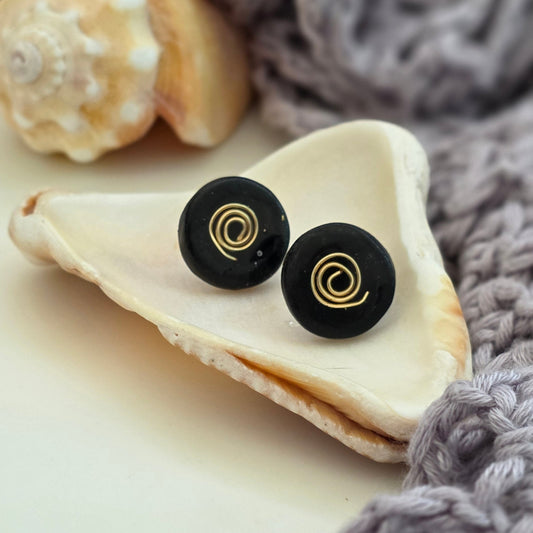 Aretes negros hechos a mano
Black stud earrings handmade
Aretes espiral dorado
spiral stud earrings
Aretes tipo botón elegantes
handmade jewelry Puerto Rico
Aretes minimalistas negros
Jewelry handmade PR
Aretes pequeños modernos
Blessed knots earrings
Aretes artesanales
Regalos hechos a mano