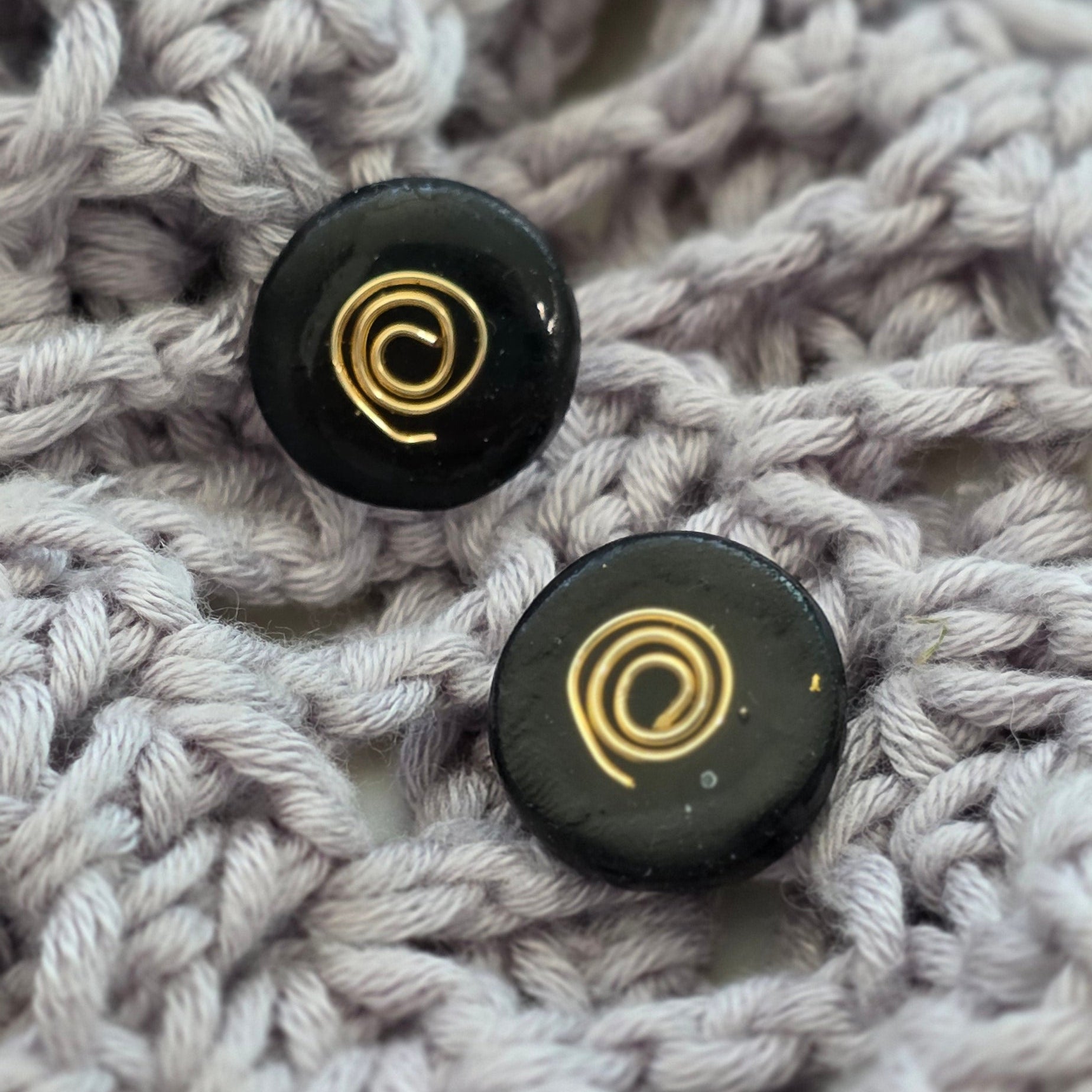 Aretes negros hechos a mano
Black stud earrings handmade
Aretes espiral dorado
spiral stud earrings
Aretes tipo botón elegantes
handmade jewelry Puerto Rico
Aretes minimalistas negros
Jewelry handmade PR
Aretes pequeños modernos
Blessed knots earrings
Aretes artesanales
Regalos hechos a mano