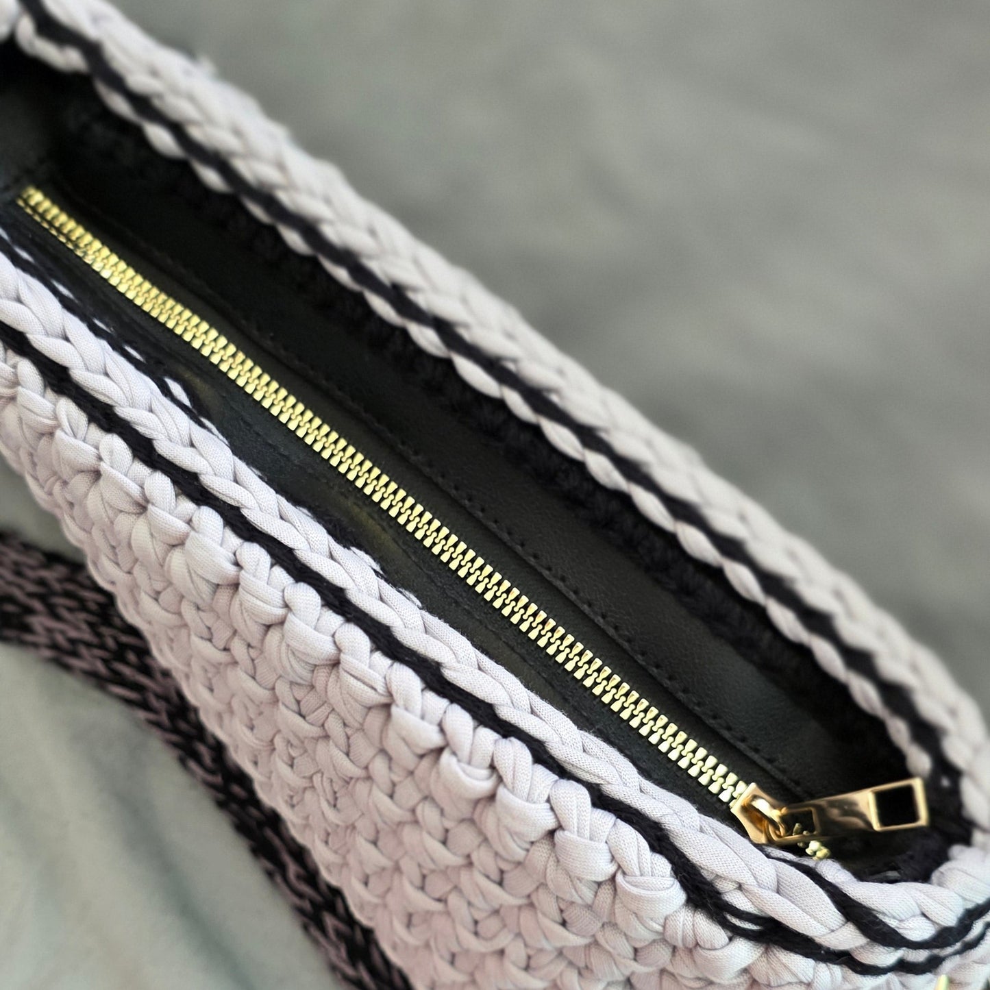 crochet bag handmade
bolso crochet
crochet handbag
shoulder bag crochet
bolso tejido a mano
crochet purse zipper
bolso trapillo
handmade crochet bag
minimal crochet bag
bolso estructurado
crochet bag lined
floral lining bag
bolso pequeño crochet
