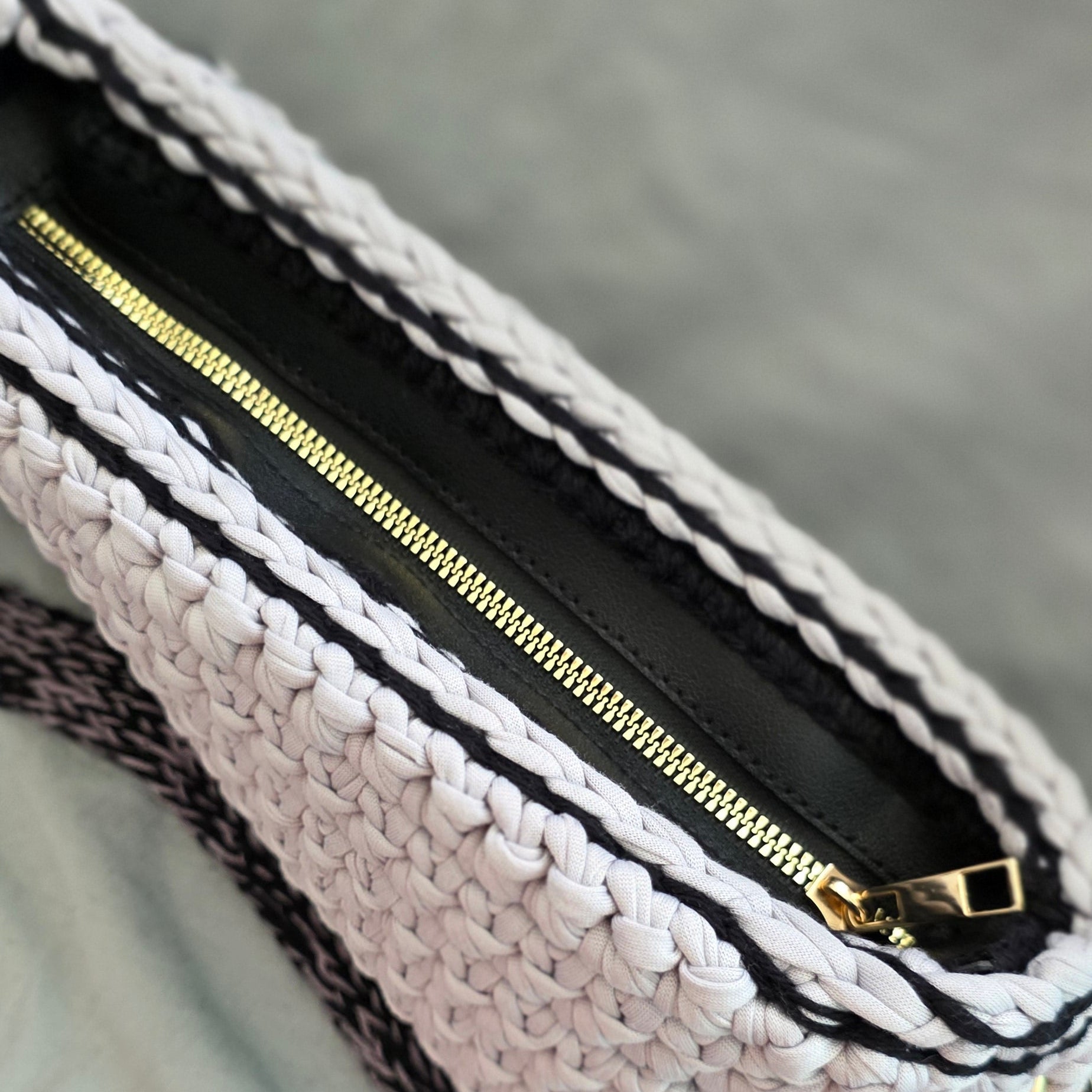 crochet bag handmade
bolso crochet
crochet handbag
shoulder bag crochet
bolso tejido a mano
crochet purse zipper
bolso trapillo
handmade crochet bag
minimal crochet bag
bolso estructurado
crochet bag lined
floral lining bag
bolso pequeño crochet