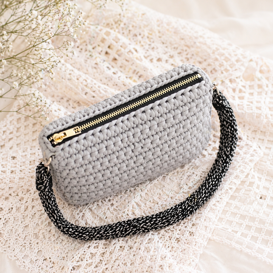 crochet bag handmade
bolso crochet
crochet handbag
shoulder bag crochet
bolso tejido a mano
crochet purse zipper
bolso trapillo
handmade crochet bag
minimal crochet bag
bolso estructurado
crochet bag lined
floral lining bag
bolso pequeño crochet