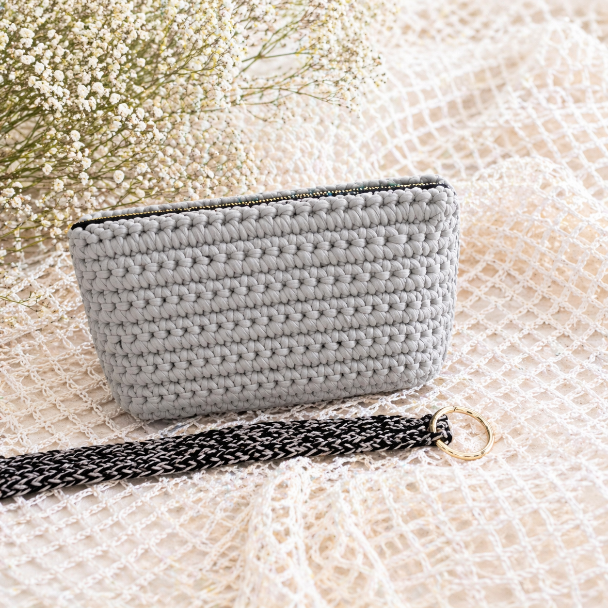 crochet bag handmade
bolso crochet
crochet handbag
shoulder bag crochet
bolso tejido a mano
crochet purse zipper
bolso trapillo
handmade crochet bag
minimal crochet bag
bolso estructurado
crochet bag lined
floral lining bag
bolso pequeño crochet