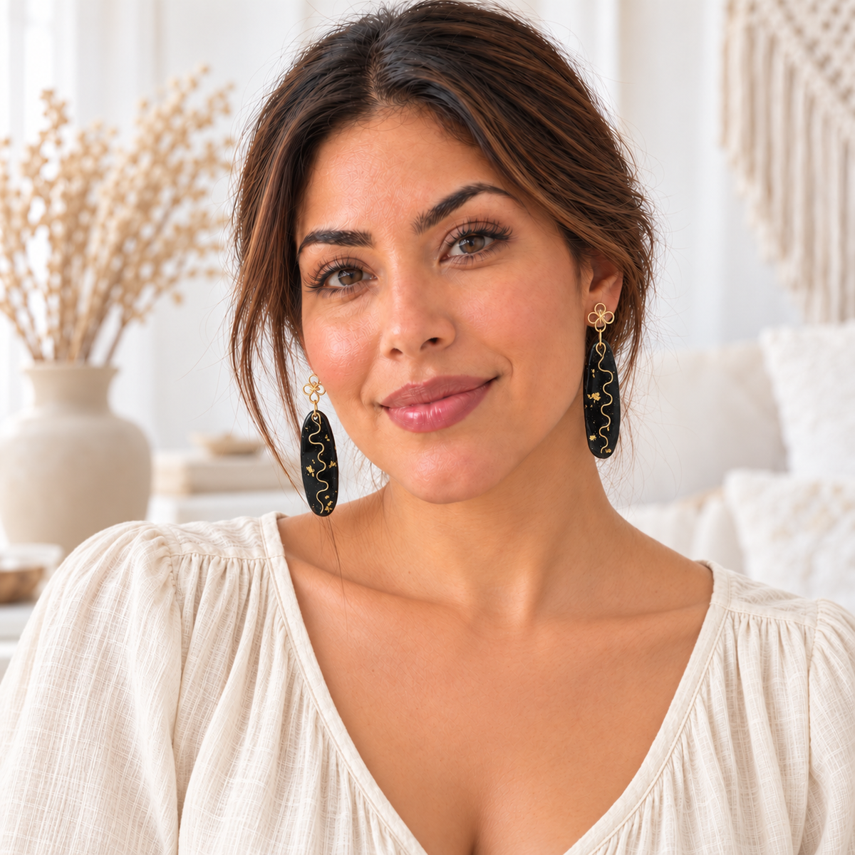 aretes hechos a mano
aretes largos
statement earrings
black and gold earrings
handmade earrings
aretes elegantes
modern earrings
artistic jewelry
gold detail earrings
boho statement earrings
lightweight earrings
artisan jewelry
Blessed Knots
handmade jewelry in Puerto Rico
singular collection
