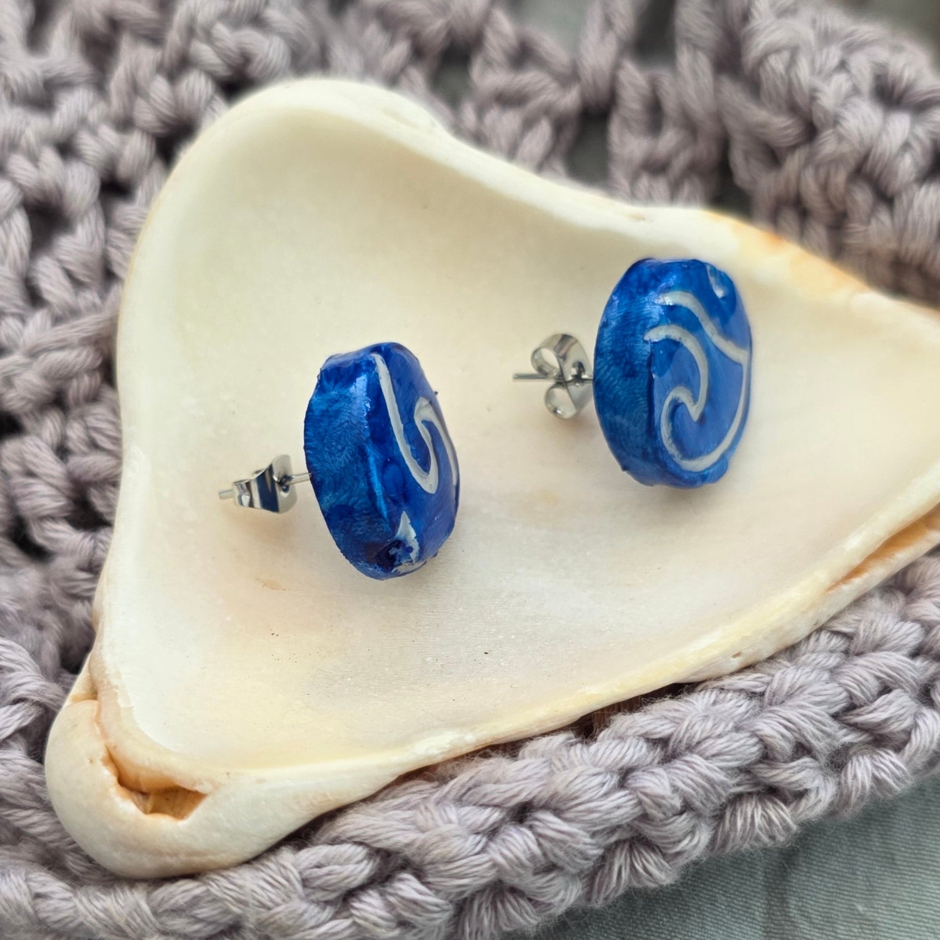 aretes hechos a mano
aretes pintados a mano
aretes de olas
ocean wave earrings
beach-inspired jewelry
polymer clay earrings
stud earrings handmade
aretes tipo botón
aretes artesanales
aretes azul marino
boho beach earrings
handmade jewelry Puerto Rico
coastal earrings
unique handmade earrings
lightweight earrings
Blessed Knots
ocean-inspired jewelry
beach-vibes jewelry