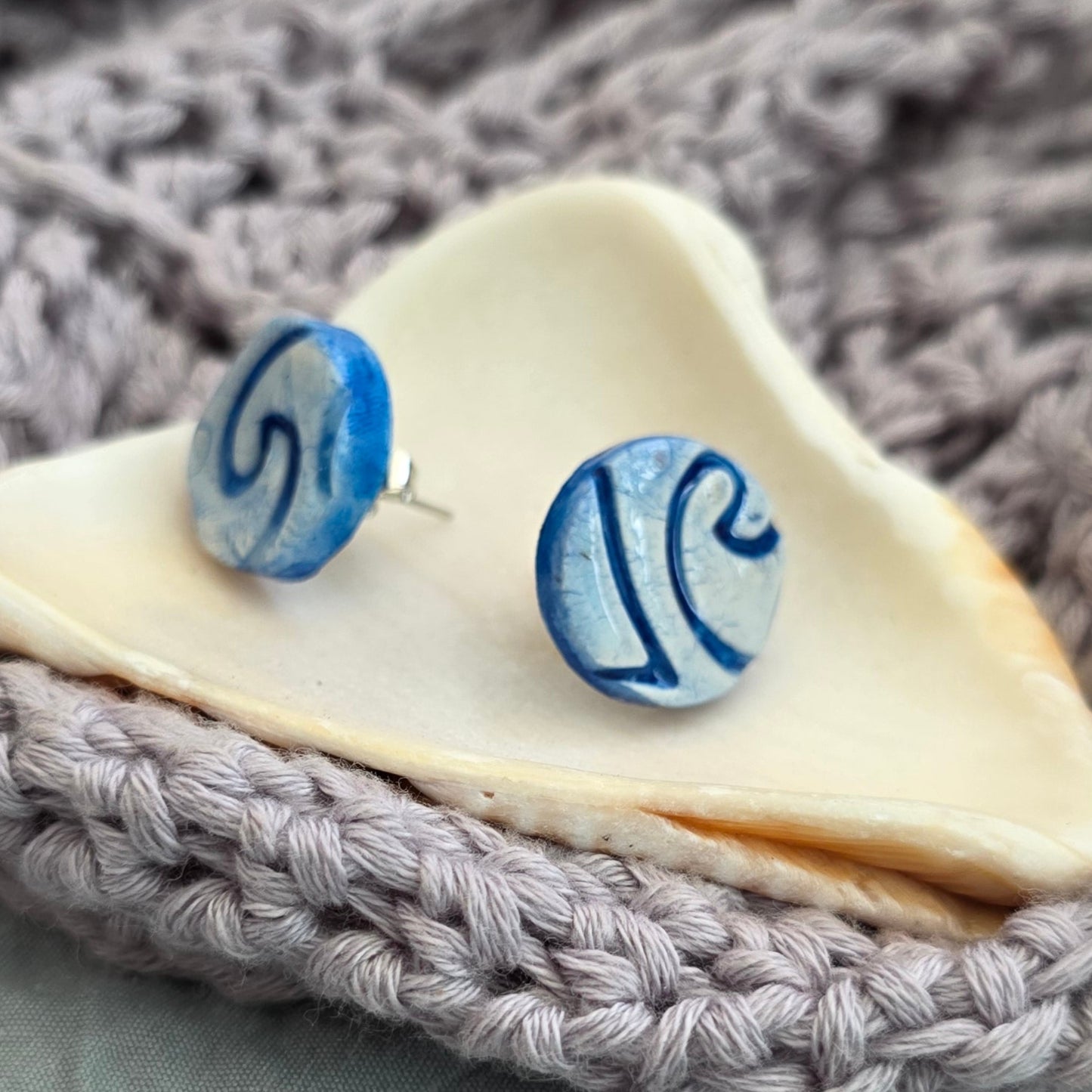 aretes hechos a mano
aretes pintados a mano
aretes de olas
ocean wave earrings
beach-inspired jewelry
polymer clay earrings
stud earrings handmade
aretes tipo botón
aretes artesanales
aretes azul marino
boho beach earrings
handmade jewelry Puerto Rico
coastal earrings
unique handmade earrings
lightweight earrings
Blessed Knots
ocean-inspired jewelry
beach-vibes jewelry