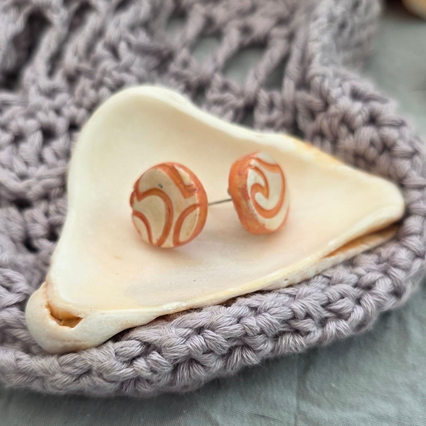 aretes hechos a mano
aretes pintados a mano
aretes de olas
ocean wave earrings
beach-inspired jewelry
polymer clay earrings
stud earrings handmade
aretes tipo botón
aretes artesanales
aretes azul marino
boho beach earrings
handmade jewelry Puerto Rico
coastal earrings
unique handmade earrings
lightweight earrings
Blessed Knots
ocean-inspired jewelry
beach-vibes jewelry