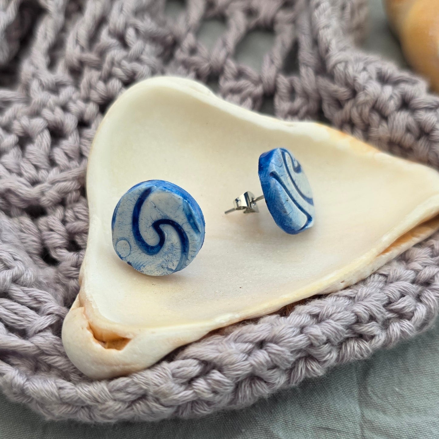 aretes hechos a mano
aretes pintados a mano
aretes de olas
ocean wave earrings
beach-inspired jewelry
polymer clay earrings
stud earrings handmade
aretes tipo botón
aretes artesanales
aretes azul marino
boho beach earrings
handmade jewelry Puerto Rico
coastal earrings
unique handmade earrings
lightweight earrings
Blessed Knots
ocean-inspired jewelry
beach-vibes jewelry