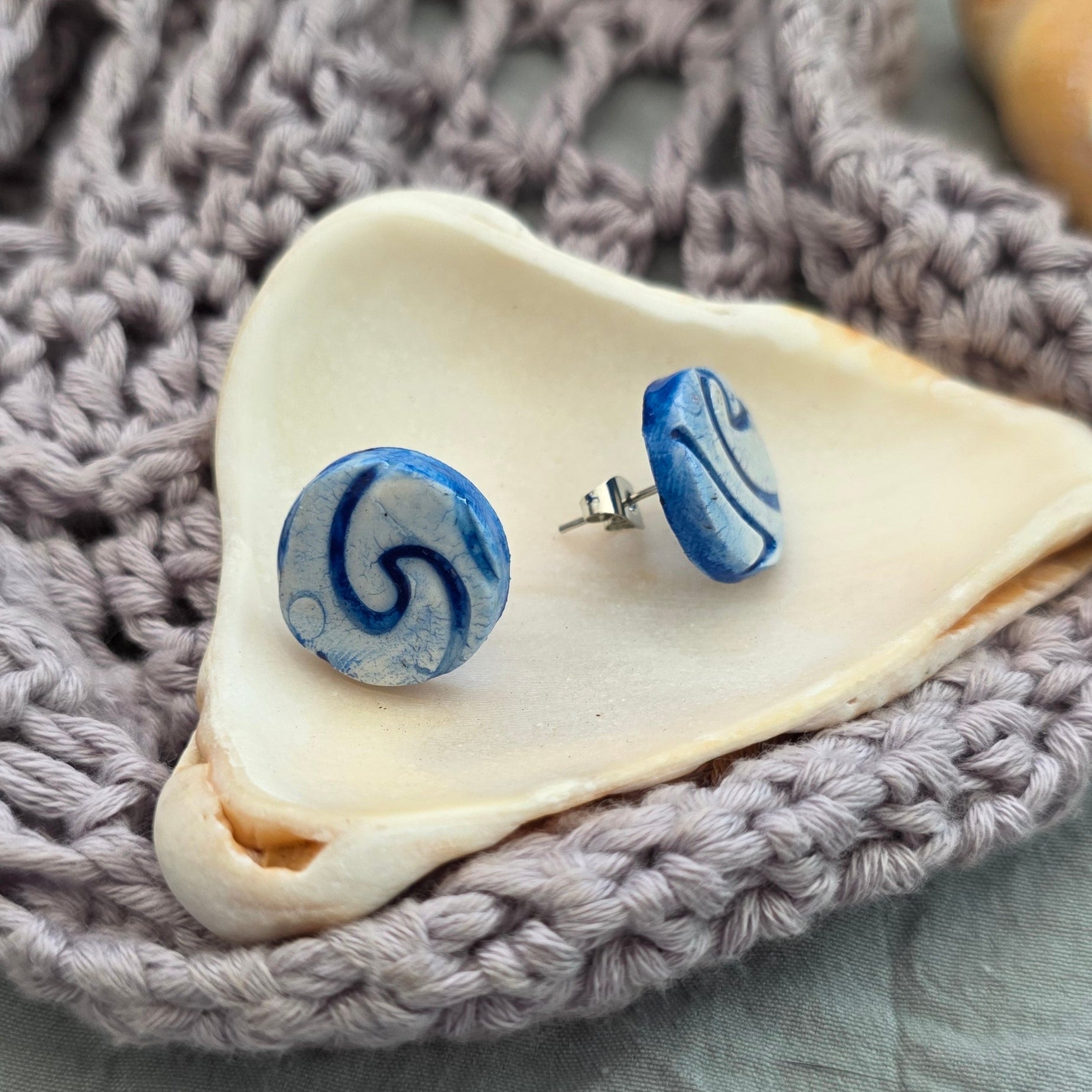 aretes hechos a mano
aretes pintados a mano
aretes de olas
ocean wave earrings
beach-inspired jewelry
polymer clay earrings
stud earrings handmade
aretes tipo botón
aretes artesanales
aretes azul marino
boho beach earrings
handmade jewelry Puerto Rico
coastal earrings
unique handmade earrings
lightweight earrings
Blessed Knots
ocean-inspired jewelry
beach-vibes jewelry