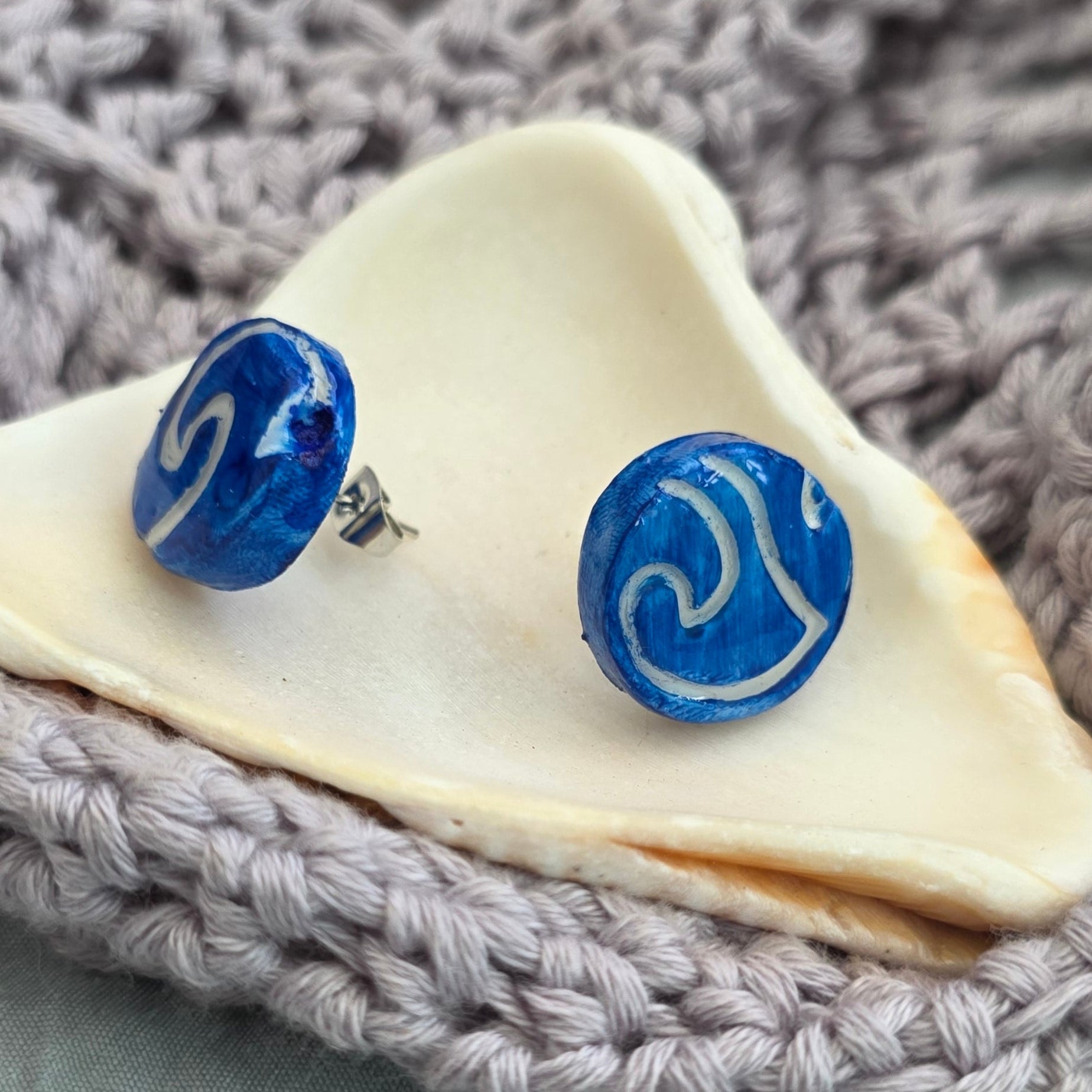 aretes hechos a mano
aretes pintados a mano
aretes de olas
ocean wave earrings
beach-inspired jewelry
polymer clay earrings
stud earrings handmade
aretes tipo botón
aretes artesanales
aretes azul marino
boho beach earrings
handmade jewelry Puerto Rico
coastal earrings
unique handmade earrings
lightweight earrings
Blessed Knots
ocean-inspired jewelry
beach-vibes jewelry