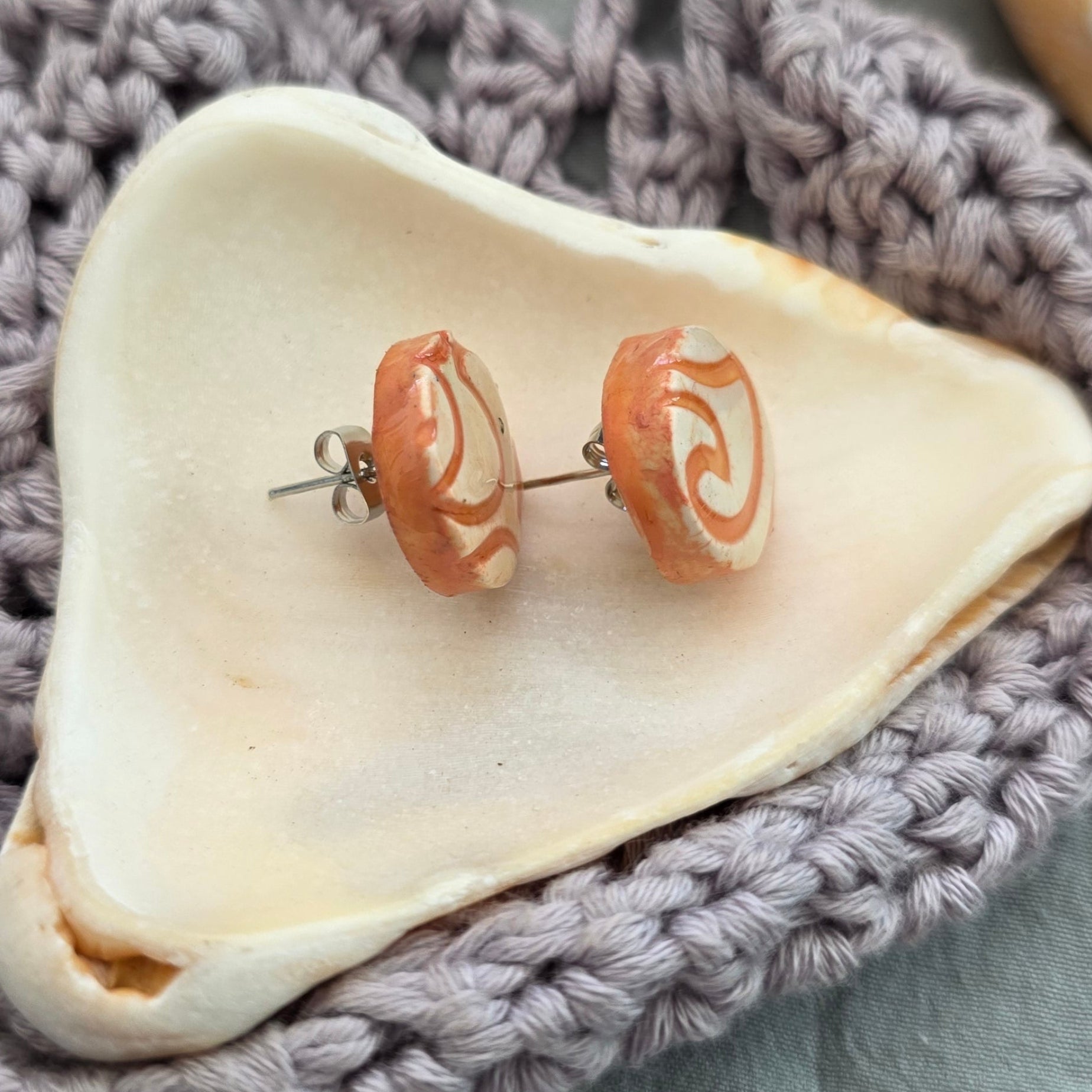 aretes hechos a mano
aretes pintados a mano
aretes de olas
ocean wave earrings
beach-inspired jewelry
polymer clay earrings
stud earrings handmade
aretes tipo botón
aretes artesanales
aretes azul marino
boho beach earrings
handmade jewelry Puerto Rico
coastal earrings
unique handmade earrings
lightweight earrings
Blessed Knots
ocean-inspired jewelry
beach-vibes jewelry