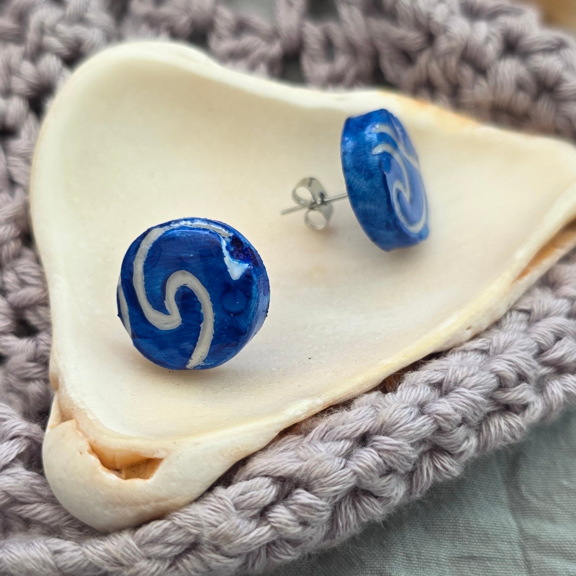 aretes hechos a mano
aretes pintados a mano
aretes de olas
ocean wave earrings
beach-inspired jewelry
polymer clay earrings
stud earrings handmade
aretes tipo botón
aretes artesanales
aretes azul marino
boho beach earrings
handmade jewelry Puerto Rico
coastal earrings
unique handmade earrings
lightweight earrings
Blessed Knots
ocean-inspired jewelry
beach-vibes jewelry