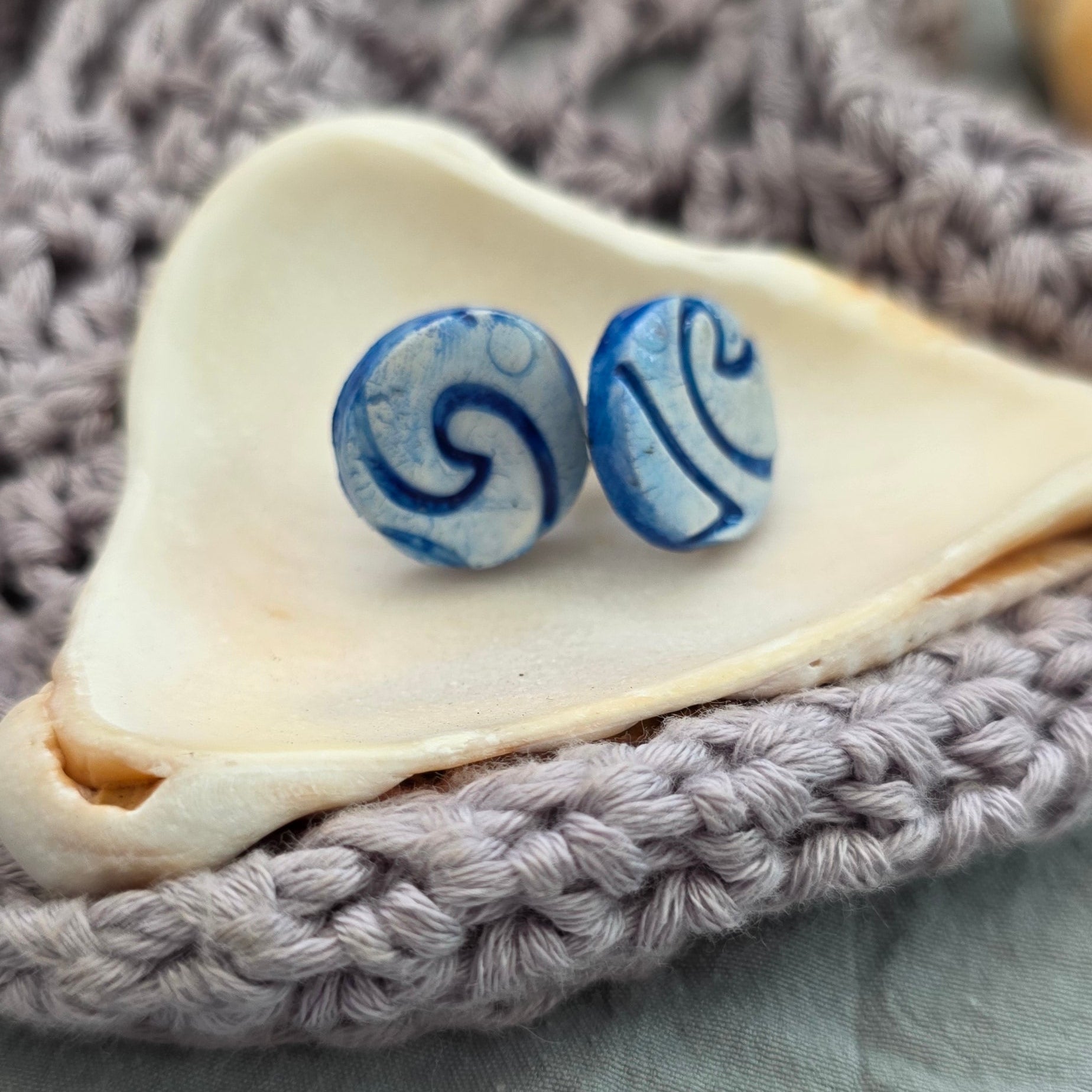 aretes hechos a mano
aretes pintados a mano
aretes de olas
ocean wave earrings
beach-inspired jewelry
polymer clay earrings
stud earrings handmade
aretes tipo botón
aretes artesanales
aretes azul marino
boho beach earrings
handmade jewelry Puerto Rico
coastal earrings
unique handmade earrings
lightweight earrings
Blessed Knots
ocean-inspired jewelry
beach-vibes jewelry
