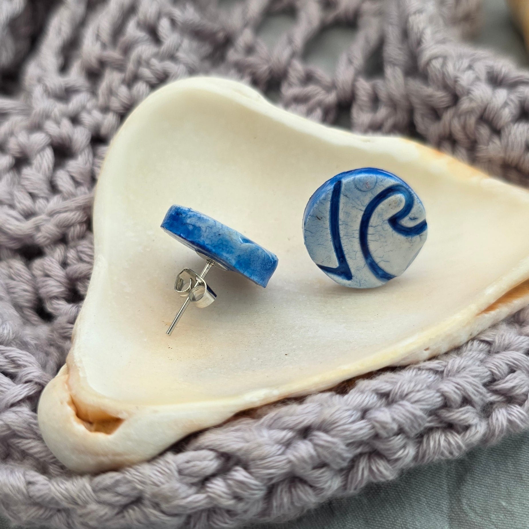 aretes hechos a mano
aretes pintados a mano
aretes de olas
ocean wave earrings
beach-inspired jewelry
polymer clay earrings
stud earrings handmade
aretes tipo botón
aretes artesanales
aretes azul marino
boho beach earrings
handmade jewelry Puerto Rico
coastal earrings
unique handmade earrings
lightweight earrings
Blessed Knots
ocean-inspired jewelry
beach-vibes jewelry