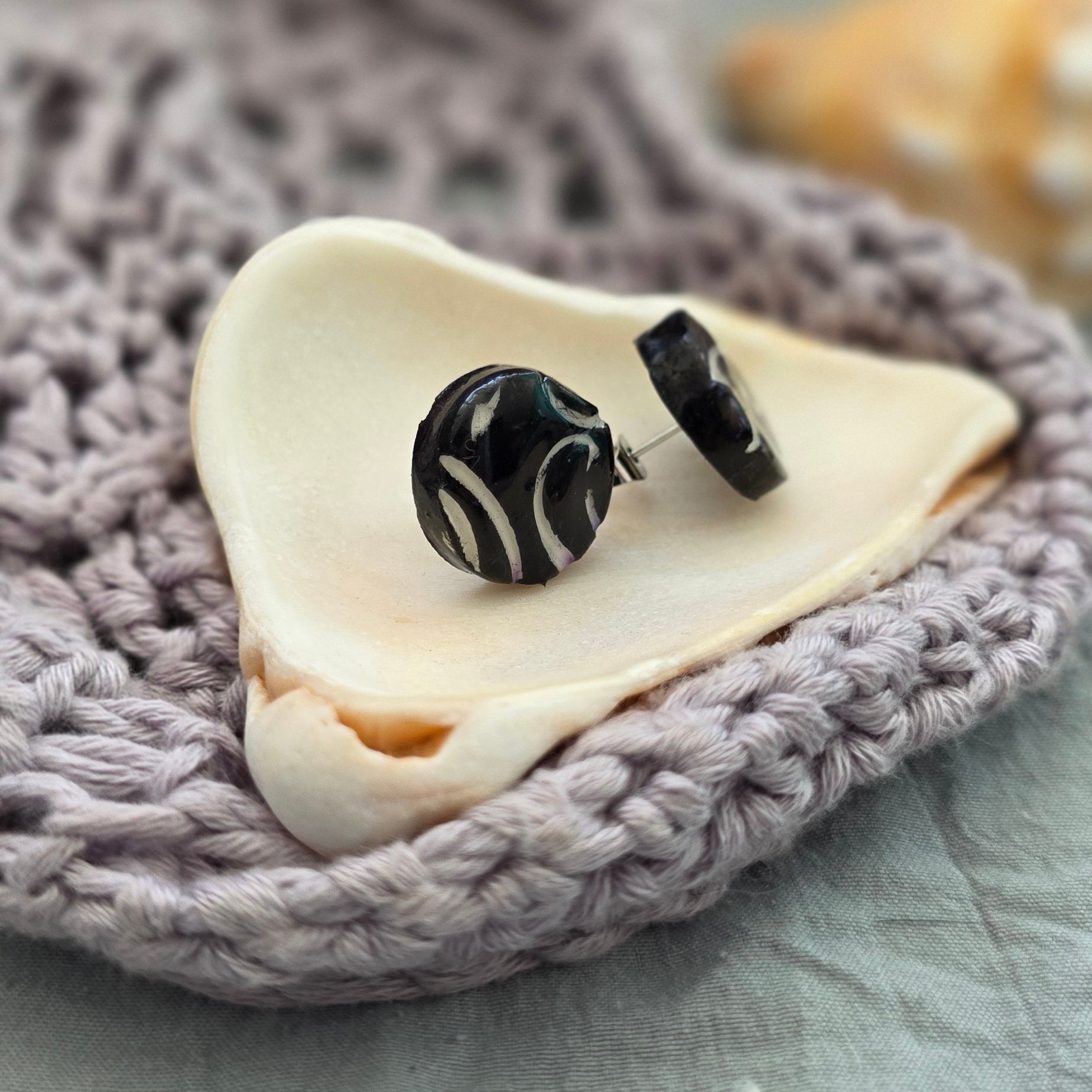 aretes hechos a mano
aretes pintados a mano
aretes de olas
ocean wave earrings
beach-inspired jewelry
polymer clay earrings
stud earrings handmade
aretes tipo botón
aretes artesanales
aretes azul marino
boho beach earrings
handmade jewelry Puerto Rico
coastal earrings
unique handmade earrings
lightweight earrings
Blessed Knots
ocean-inspired jewelry
beach-vibes jewelry