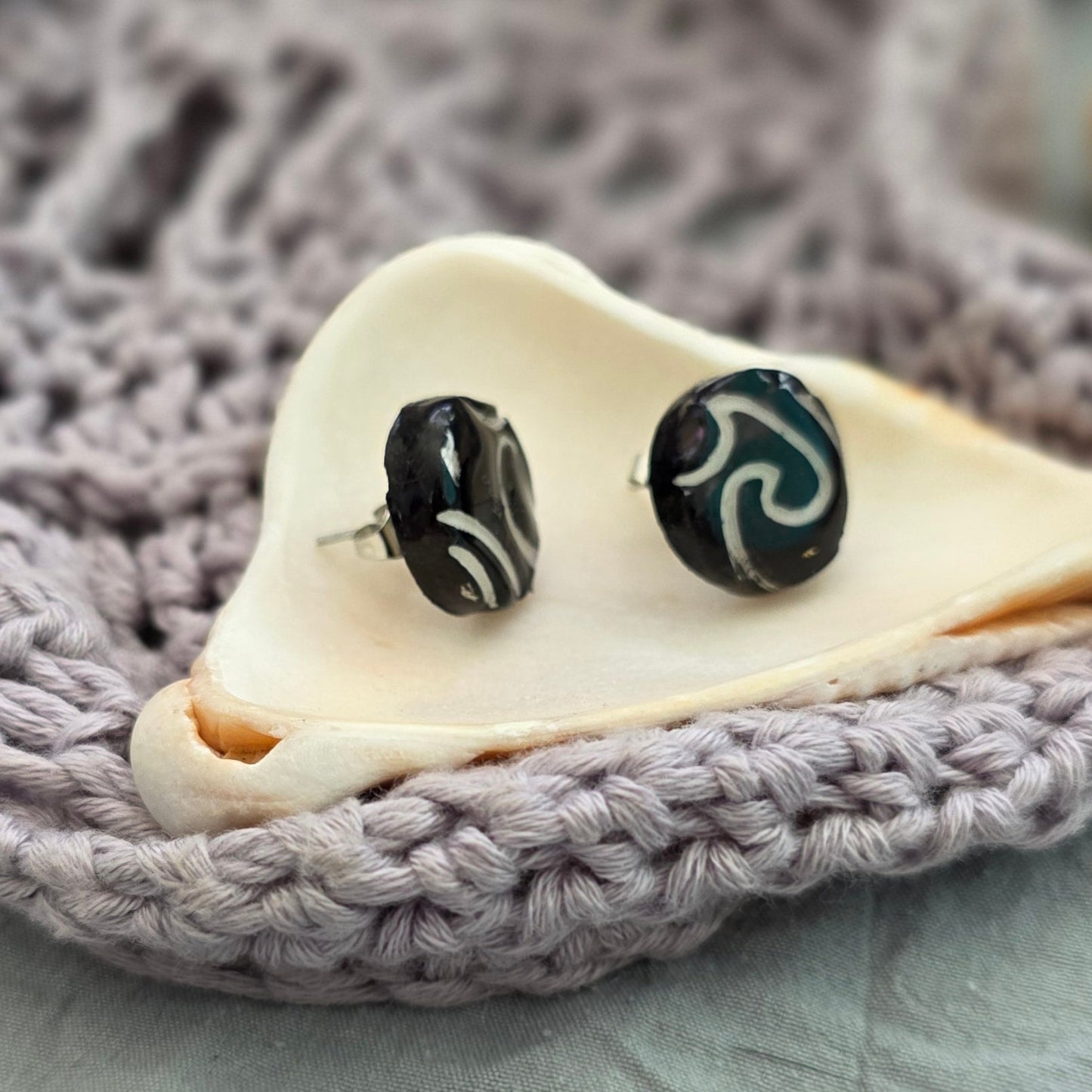 aretes hechos a mano
aretes pintados a mano
aretes de olas
ocean wave earrings
beach-inspired jewelry
polymer clay earrings
stud earrings handmade
aretes tipo botón
aretes artesanales
aretes azul marino
boho beach earrings
handmade jewelry Puerto Rico
coastal earrings
unique handmade earrings
lightweight earrings
Blessed Knots
ocean-inspired jewelry
beach-vibes jewelry