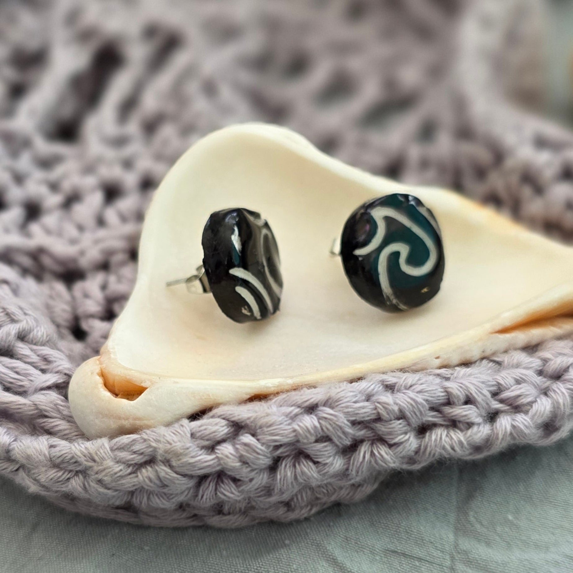 aretes hechos a mano
aretes pintados a mano
aretes de olas
ocean wave earrings
beach-inspired jewelry
polymer clay earrings
stud earrings handmade
aretes tipo botón
aretes artesanales
aretes azul marino
boho beach earrings
handmade jewelry Puerto Rico
coastal earrings
unique handmade earrings
lightweight earrings
Blessed Knots
ocean-inspired jewelry
beach-vibes jewelry