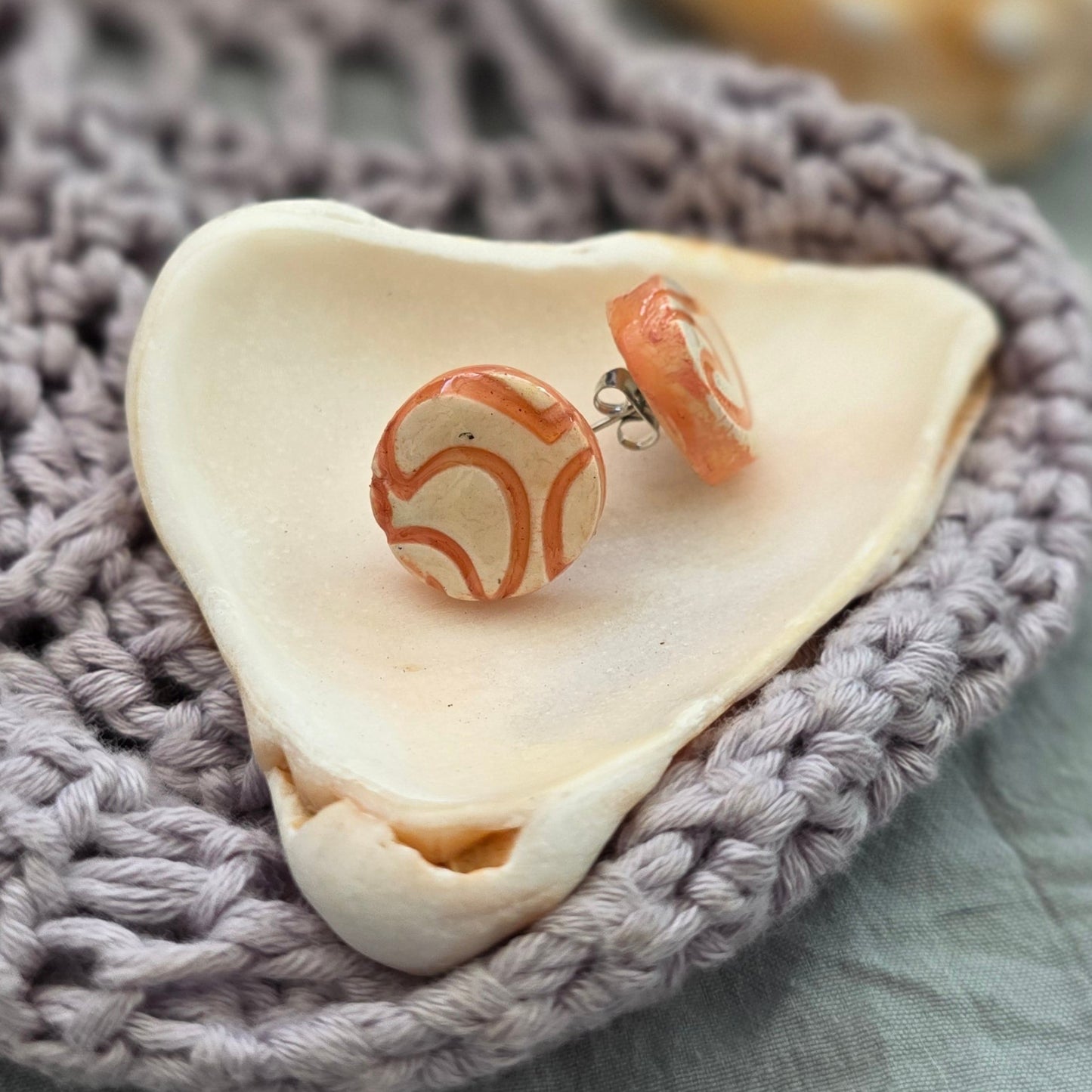 aretes hechos a mano
aretes pintados a mano
aretes de olas
ocean wave earrings
beach-inspired jewelry
polymer clay earrings
stud earrings handmade
aretes tipo botón
aretes artesanales
aretes azul marino
boho beach earrings
handmade jewelry Puerto Rico
coastal earrings
unique handmade earrings
lightweight earrings
Blessed Knots
ocean-inspired jewelry
beach-vibes jewelry
