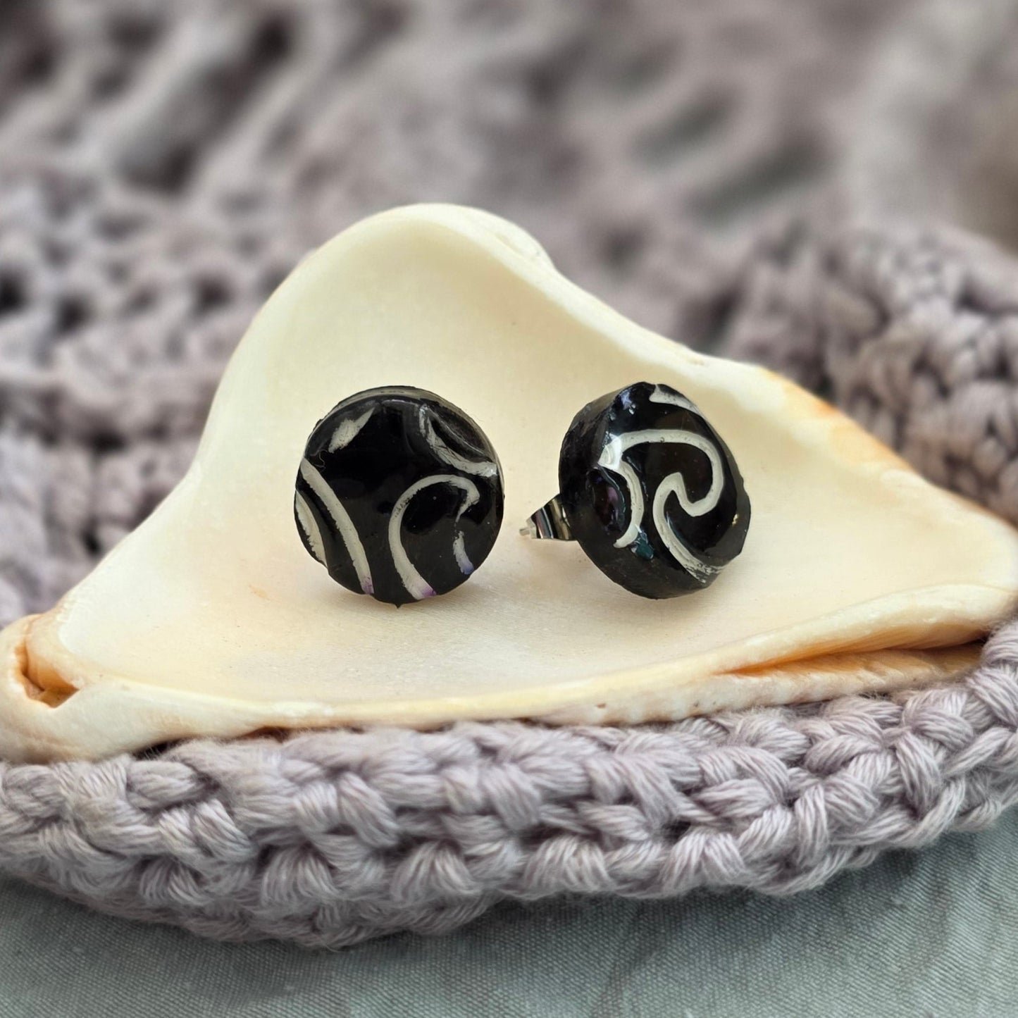 aretes hechos a mano
aretes pintados a mano
aretes de olas
ocean wave earrings
beach-inspired jewelry
polymer clay earrings
stud earrings handmade
aretes tipo botón
aretes artesanales
aretes azul marino
boho beach earrings
handmade jewelry Puerto Rico
coastal earrings
unique handmade earrings
lightweight earrings
Blessed Knots
ocean-inspired jewelry
beach-vibes jewelry