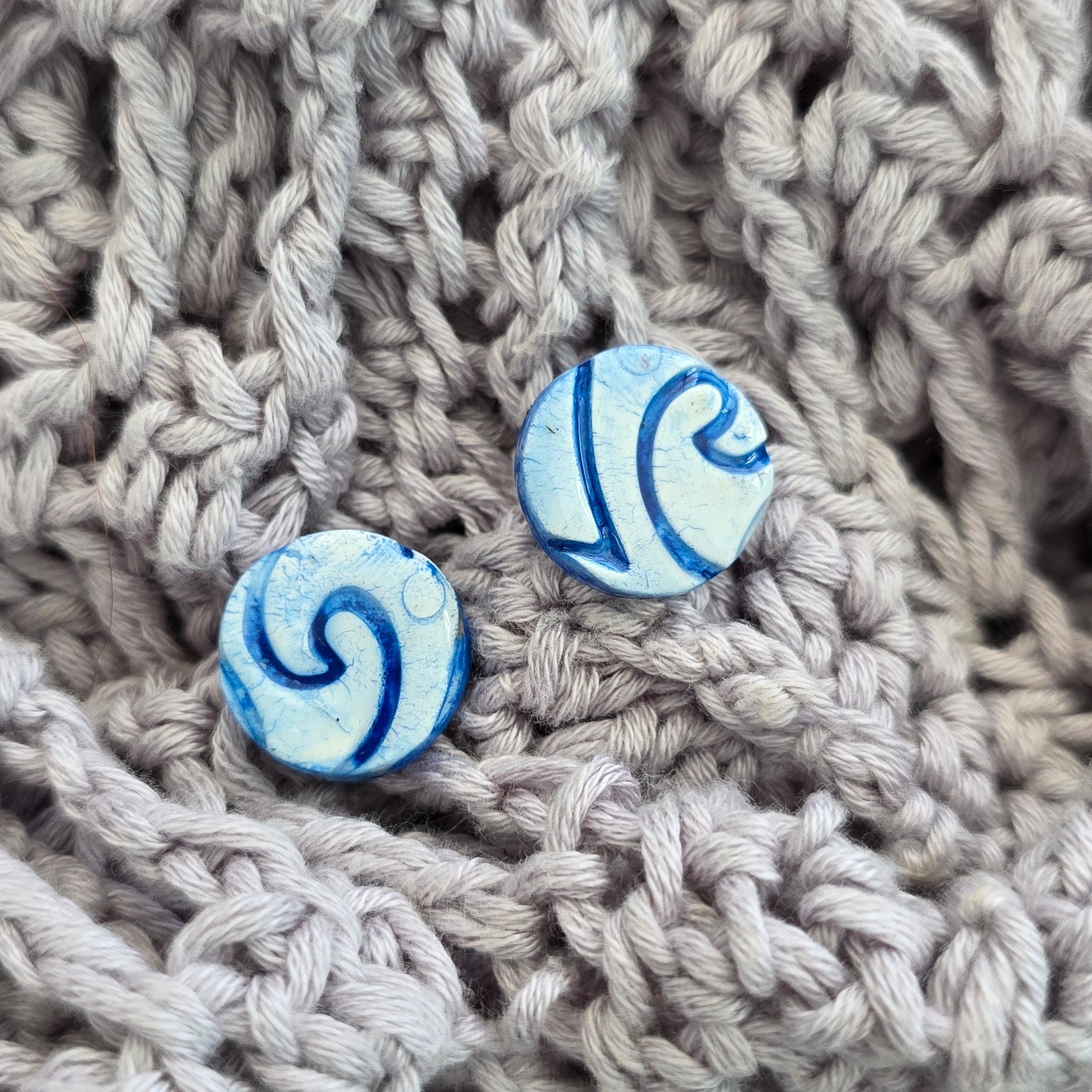 aretes hechos a mano
aretes pintados a mano
aretes de olas
ocean wave earrings
beach-inspired jewelry
polymer clay earrings
stud earrings handmade
aretes tipo botón
aretes artesanales
aretes azul marino
boho beach earrings
handmade jewelry Puerto Rico
coastal earrings
unique handmade earrings
lightweight earrings
Blessed Knots
ocean-inspired jewelry
beach-vibes jewelry