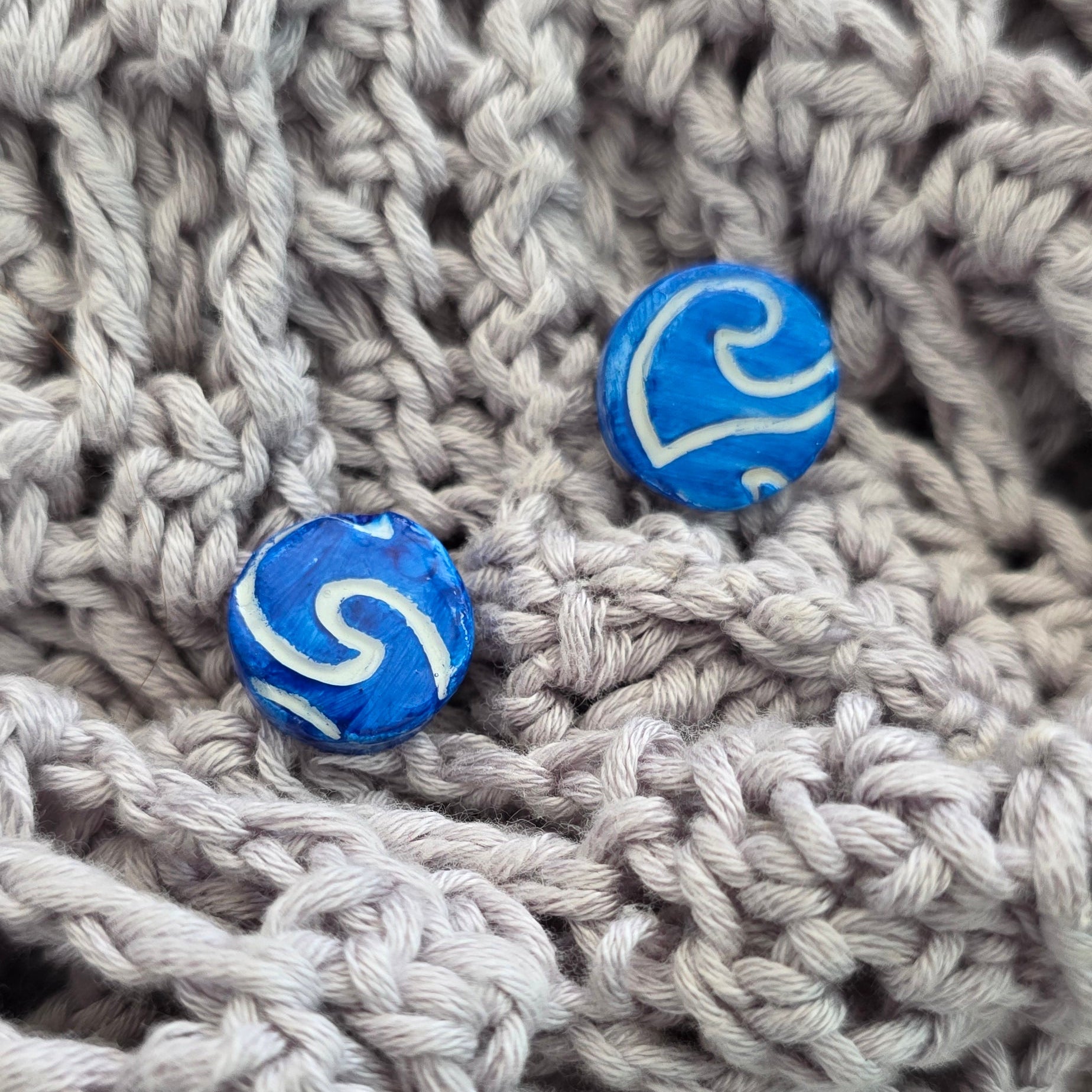 aretes hechos a mano
aretes pintados a mano
aretes de olas
ocean wave earrings
beach-inspired jewelry
polymer clay earrings
stud earrings handmade
aretes tipo botón
aretes artesanales
aretes azul marino
boho beach earrings
handmade jewelry Puerto Rico
coastal earrings
unique handmade earrings
lightweight earrings
Blessed Knots
ocean-inspired jewelry
beach-vibes jewelry