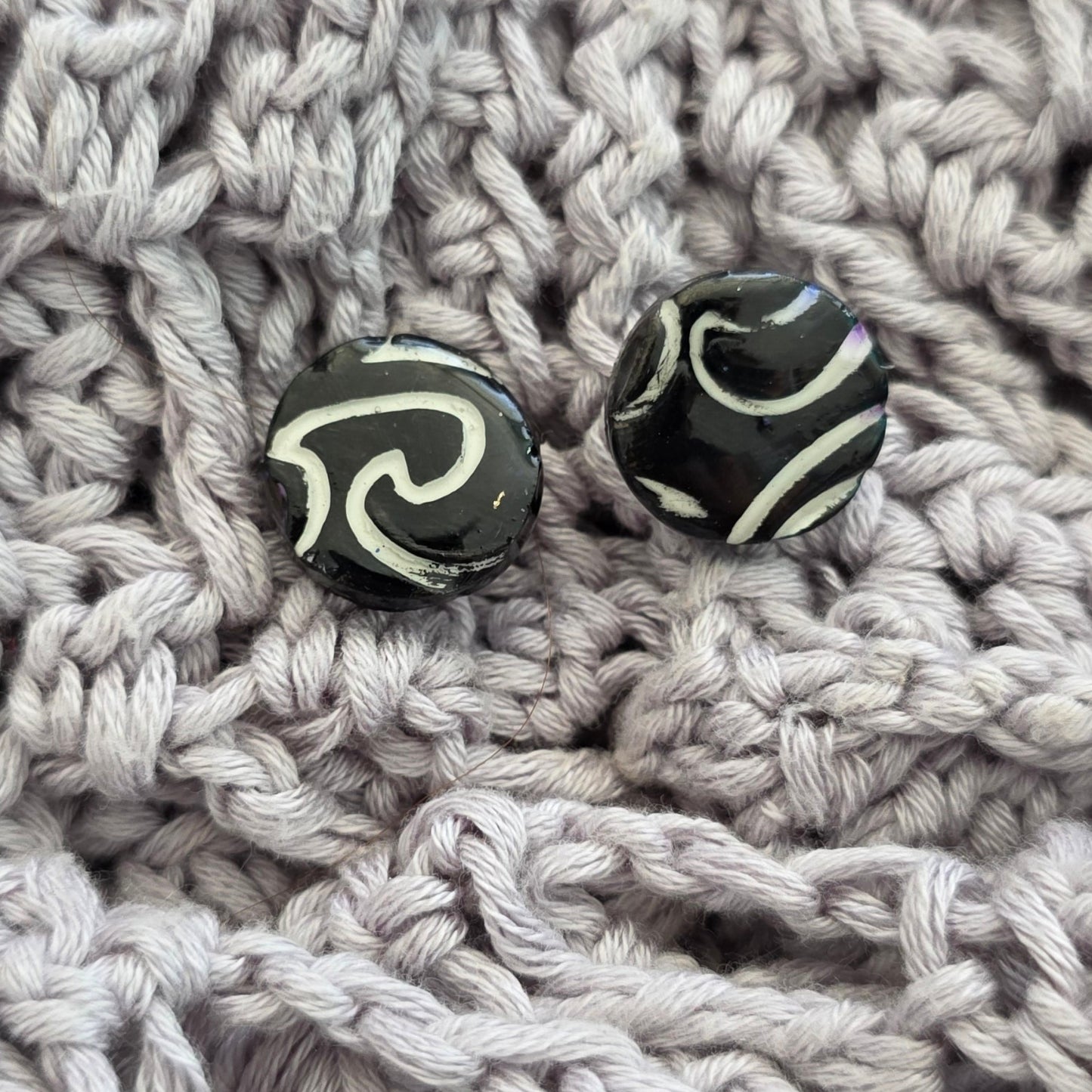 aretes hechos a mano
aretes pintados a mano
aretes de olas
ocean wave earrings
beach-inspired jewelry
polymer clay earrings
stud earrings handmade
aretes tipo botón
aretes artesanales
aretes azul marino
boho beach earrings
handmade jewelry Puerto Rico
coastal earrings
unique handmade earrings
lightweight earrings
Blessed Knots
ocean-inspired jewelry
beach-vibes jewelry