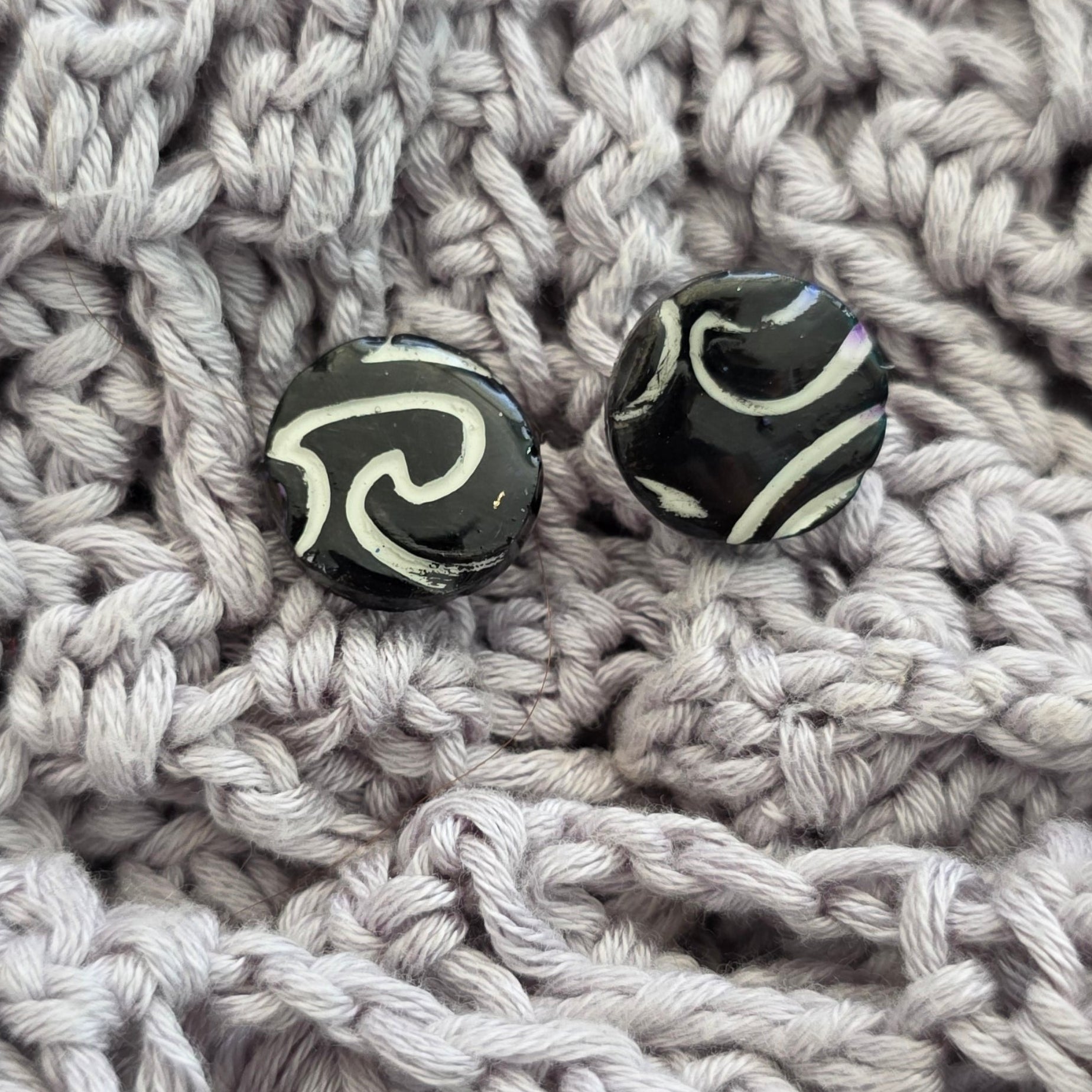 aretes hechos a mano
aretes pintados a mano
aretes de olas
ocean wave earrings
beach-inspired jewelry
polymer clay earrings
stud earrings handmade
aretes tipo botón
aretes artesanales
aretes azul marino
boho beach earrings
handmade jewelry Puerto Rico
coastal earrings
unique handmade earrings
lightweight earrings
Blessed Knots
ocean-inspired jewelry
beach-vibes jewelry