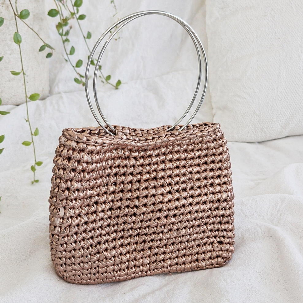 bolso de crochet
Bolso tejido a mano
Bolso metálico
Bolso rose gold
Bolso elegante mujer
Crochet bag handmade
Bolso con asas metálicas
Bolso artesanal
Bolso moderno
handmade bag
Accesorios hechos a mano
blessed knots
Bolsos tejidos Puerto Rico
Bolso de fiesta
Bolso sofisticado