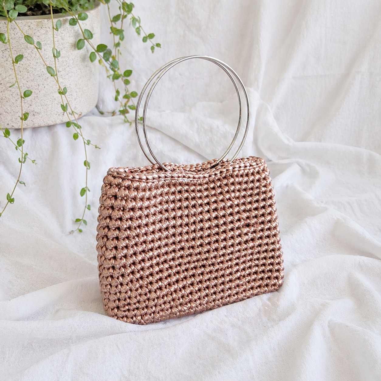 bolso de crochet
Bolso tejido a mano
Bolso metálico
Bolso rose gold
Bolso elegante mujer
Crochet bag handmade
Bolso con asas metálicas
Bolso artesanal
Bolso moderno
handmade bag
Accesorios hechos a mano
blessed knots
Bolsos tejidos Puerto Rico
Bolso de fiesta
Bolso sofisticado