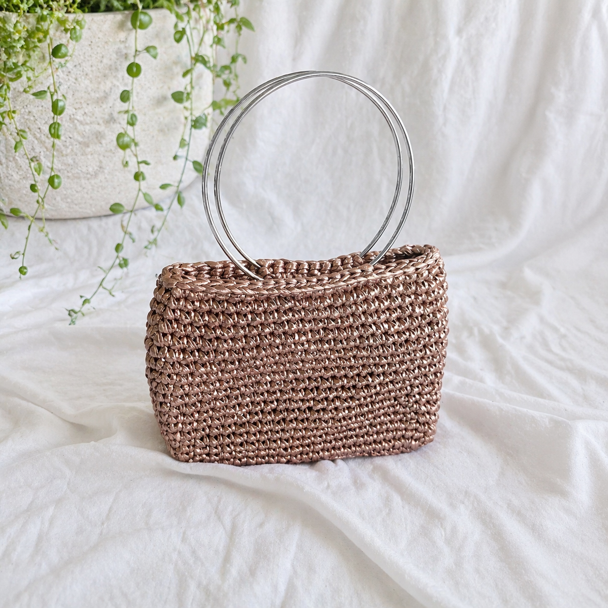 bolso de crochet
Bolso tejido a mano
Bolso metálico
Bolso rose gold
Bolso elegante mujer
Crochet bag handmade
Bolso con asas metálicas
Bolso artesanal
Bolso moderno
handmade bag
Accesorios hechos a mano
blessed knots
Bolsos tejidos Puerto Rico
Bolso de fiesta
Bolso sofisticado